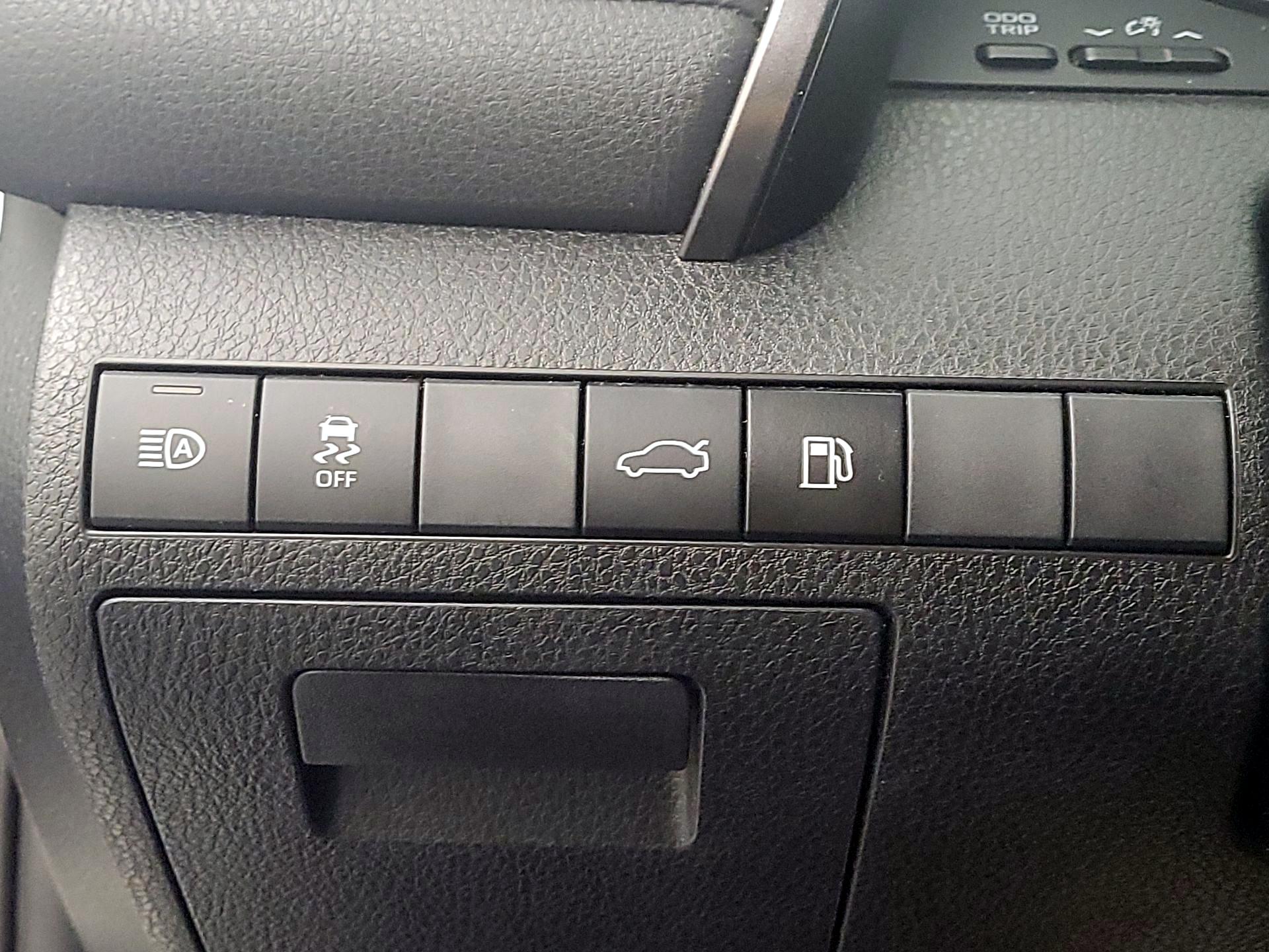 Thumbnail: 2018 Toyota Camry - 13