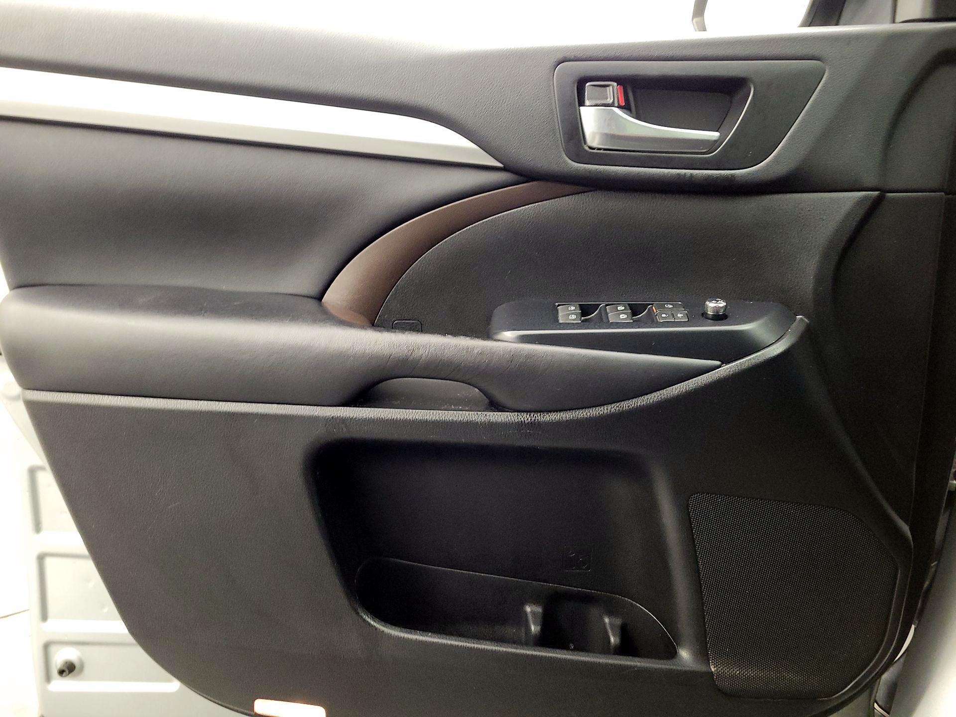 Thumbnail: 2019 Toyota Highlander - 12