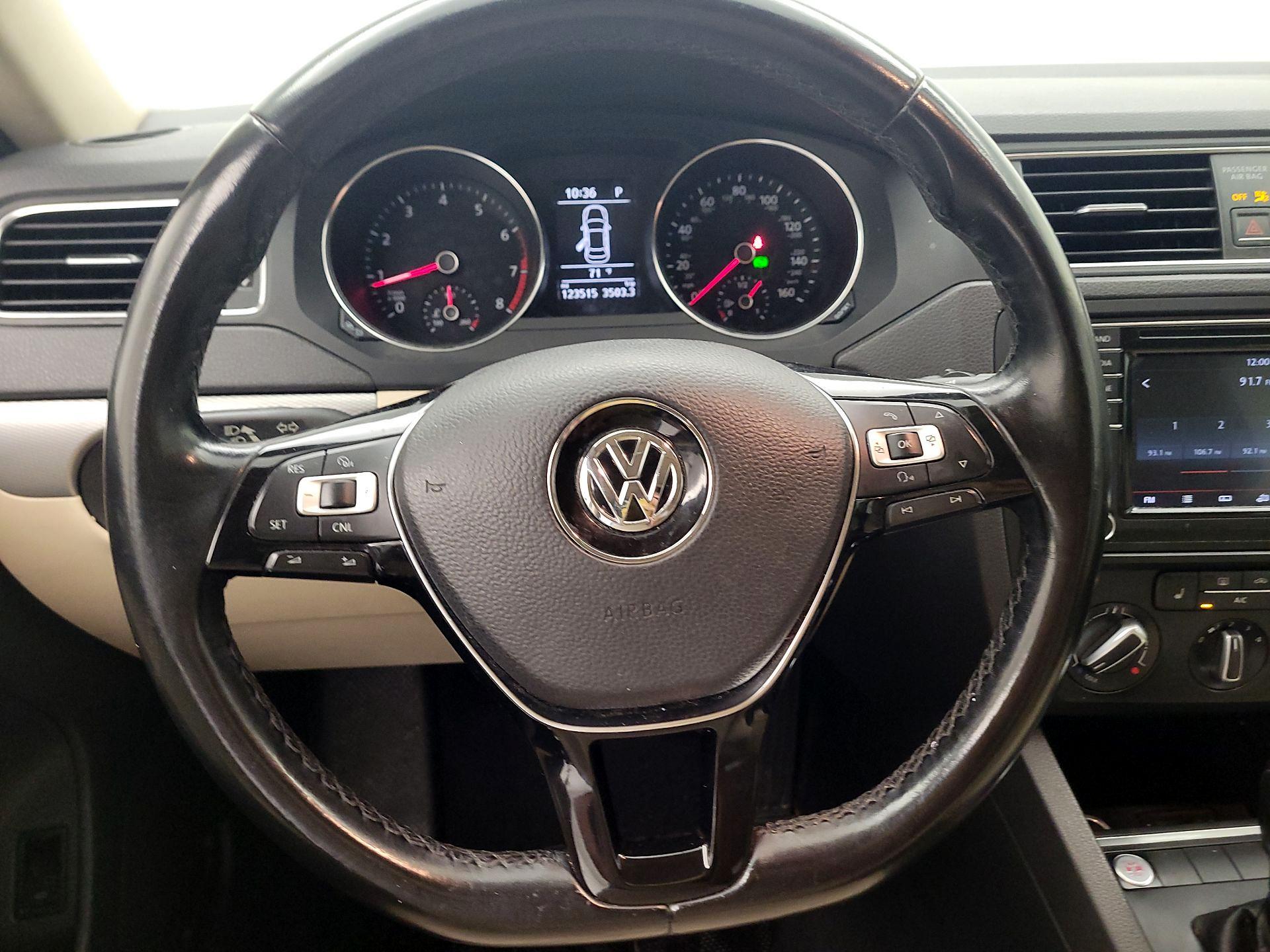 Thumbnail: 2017 Volkswagen Jetta - 10