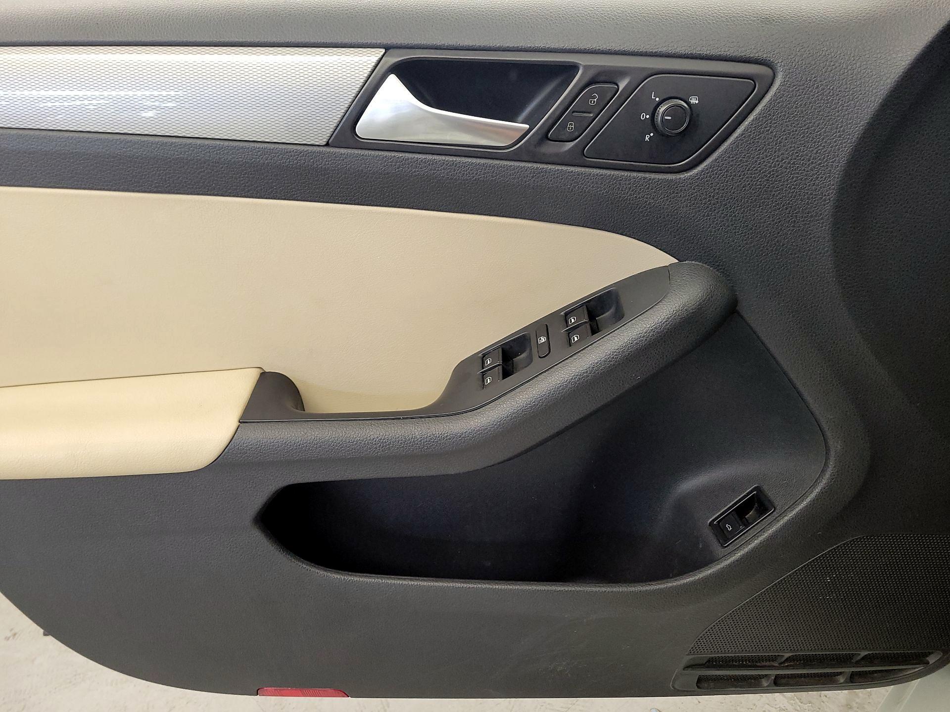 Thumbnail: 2017 Volkswagen Jetta - 12