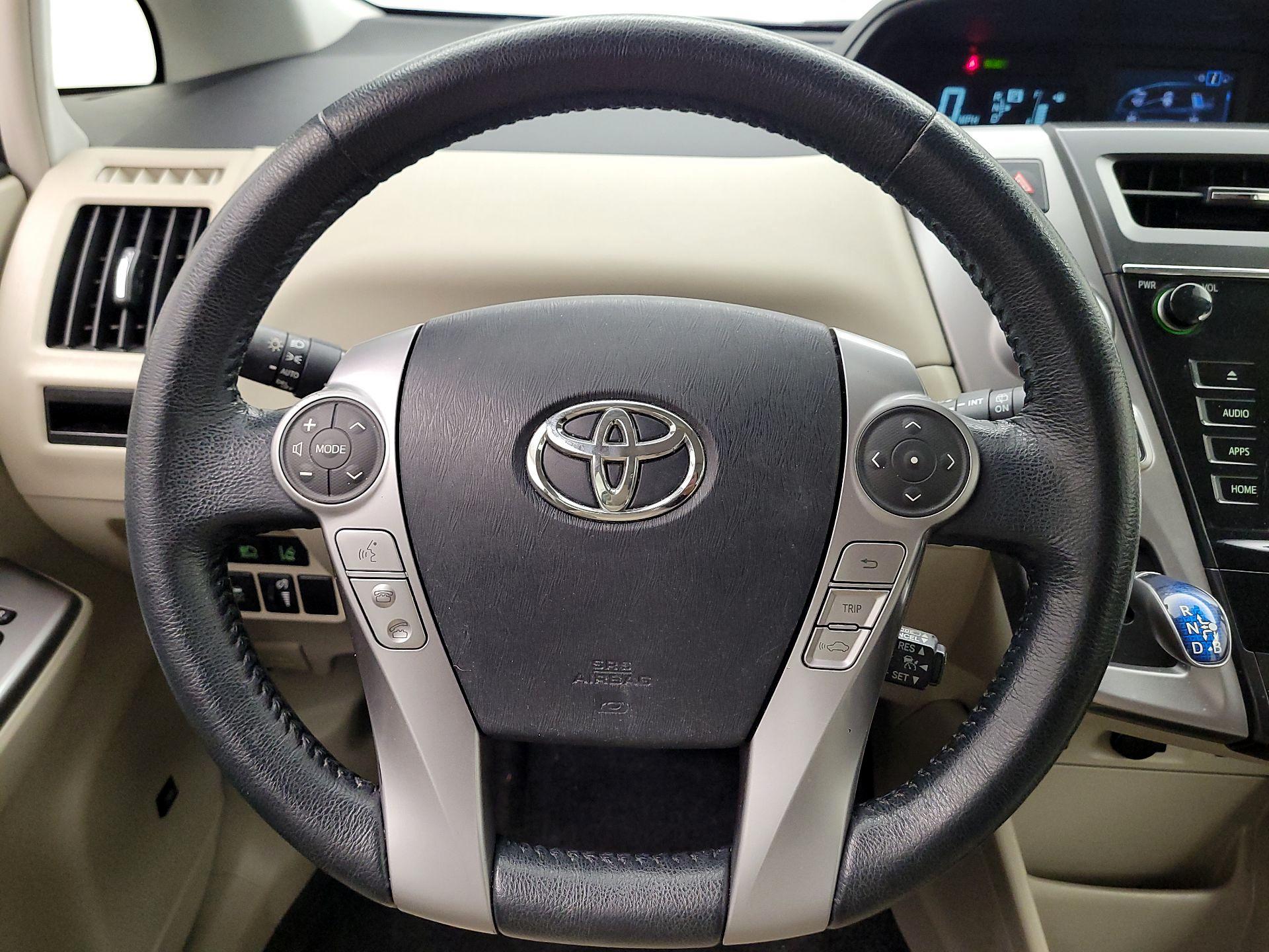 Thumbnail: 2017 Toyota Prius v - 10