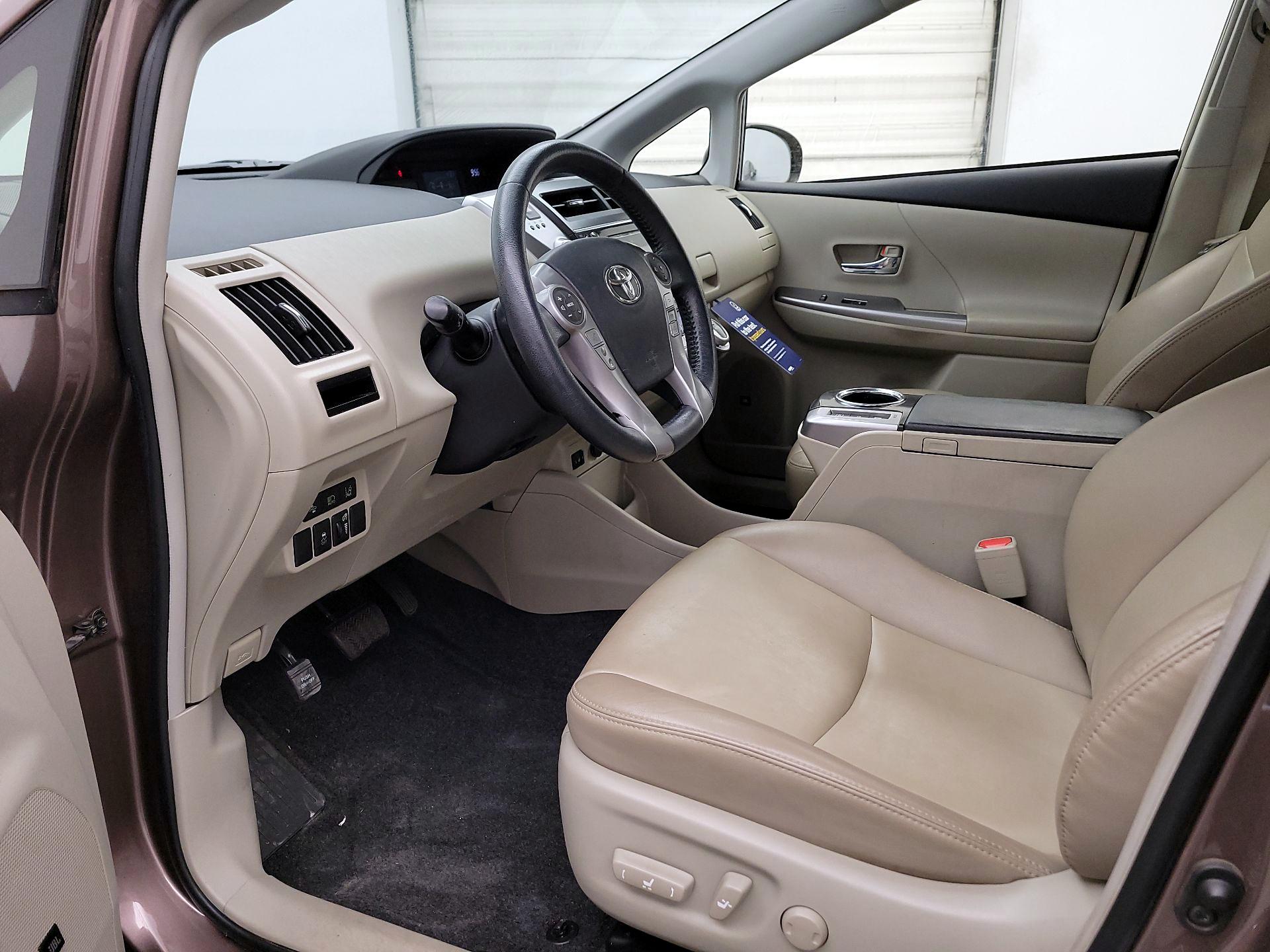 Thumbnail: 2017 Toyota Prius v - 11