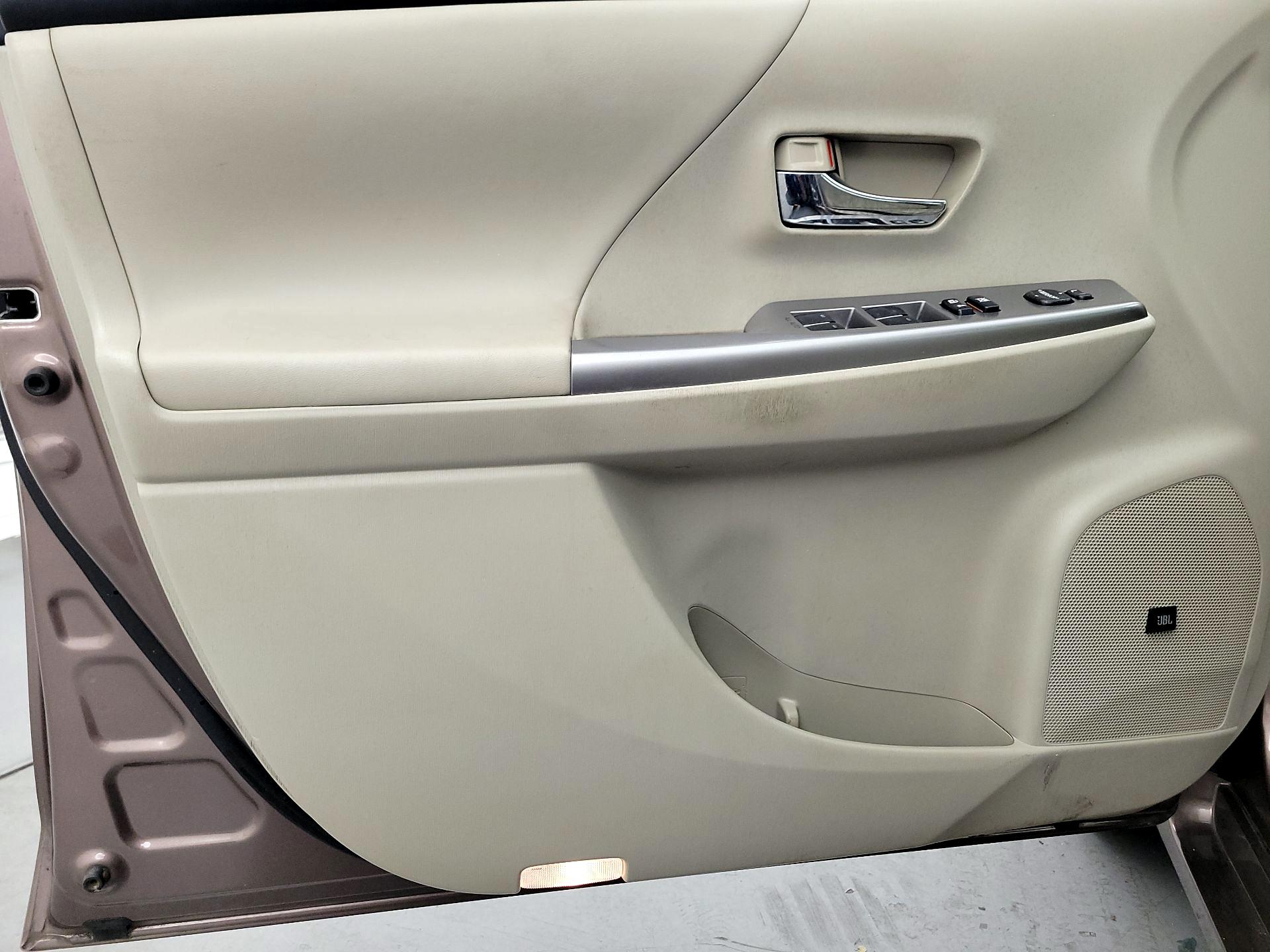 Thumbnail: 2017 Toyota Prius v - 12