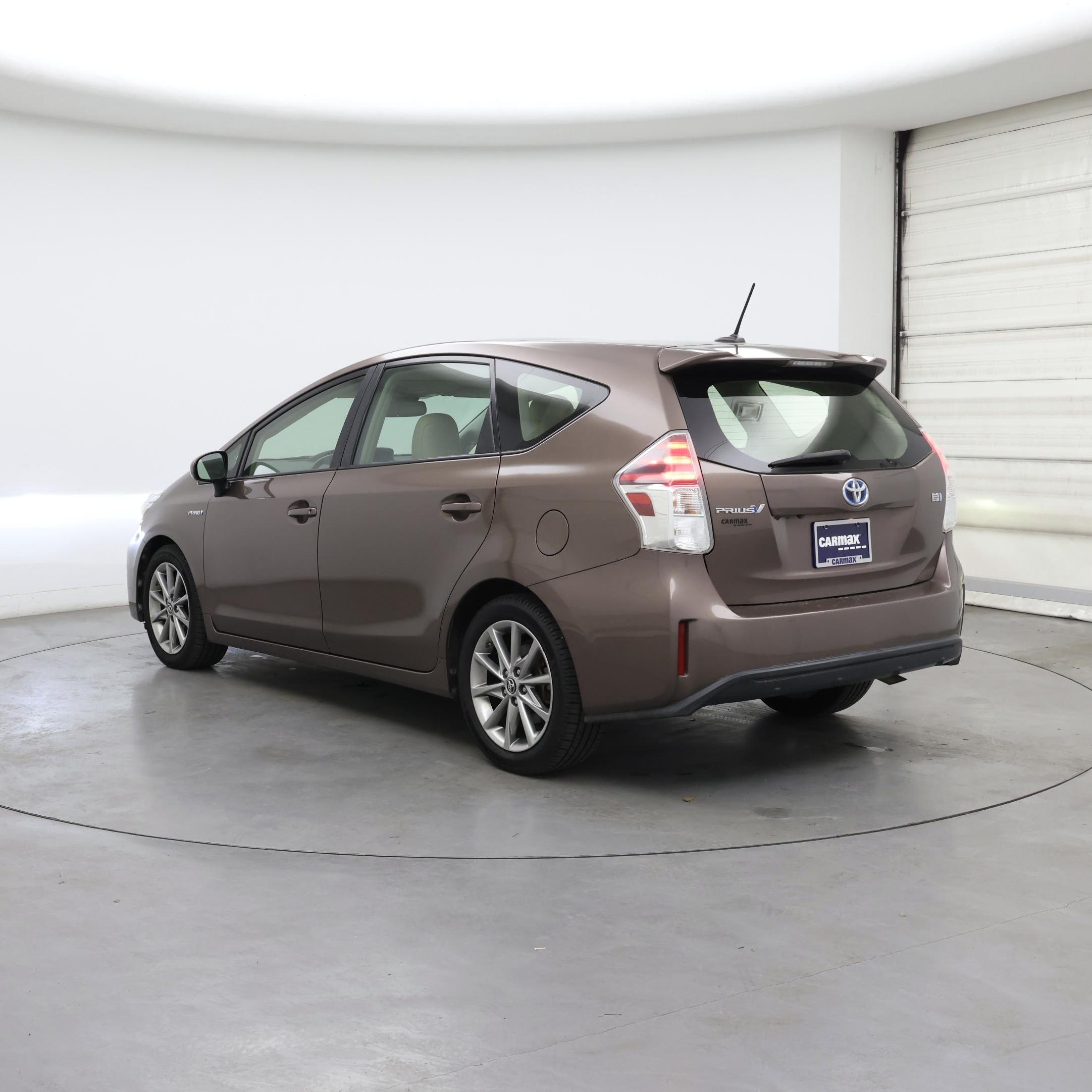 Thumbnail: 2017 Toyota Prius v - 2