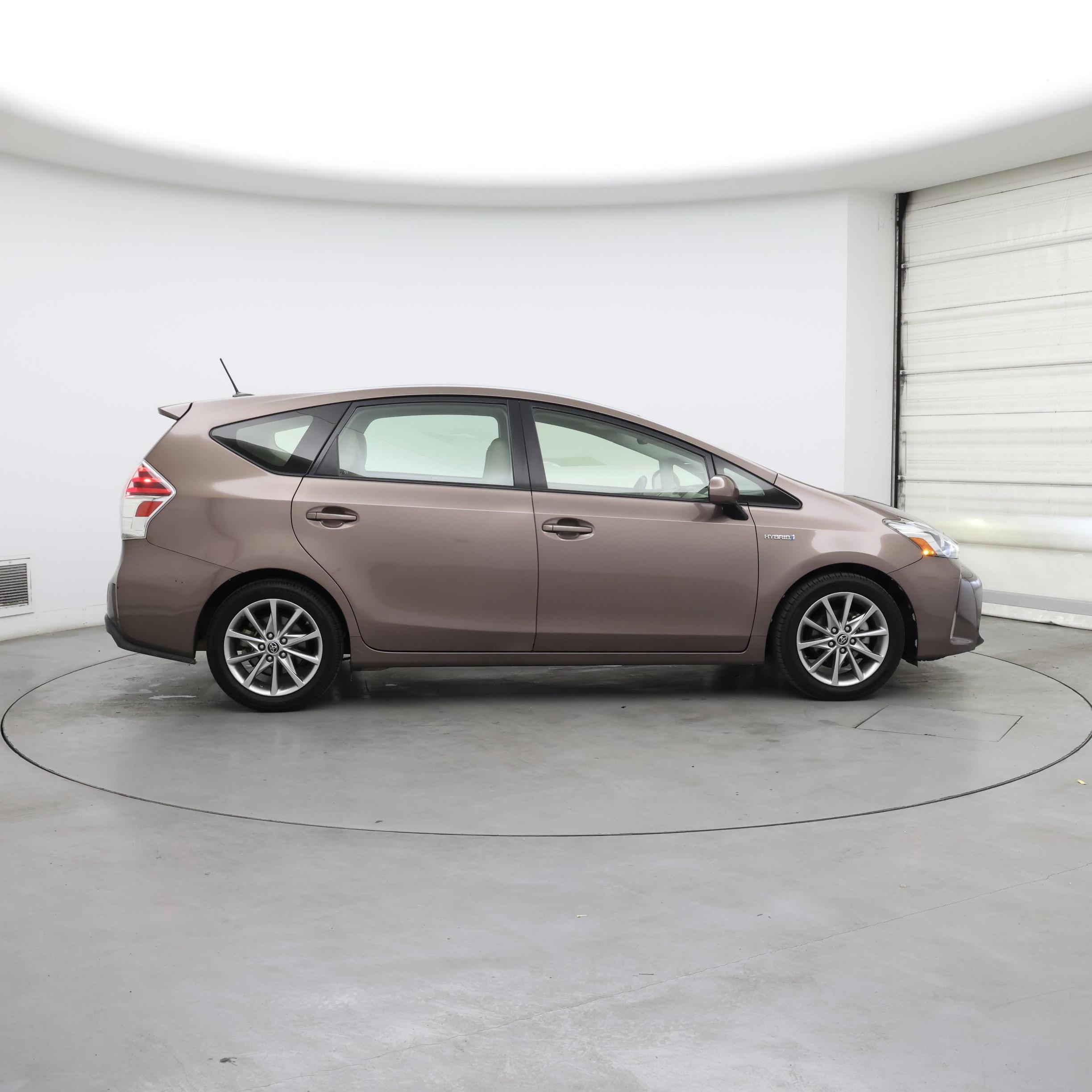 Thumbnail: 2017 Toyota Prius v - 7