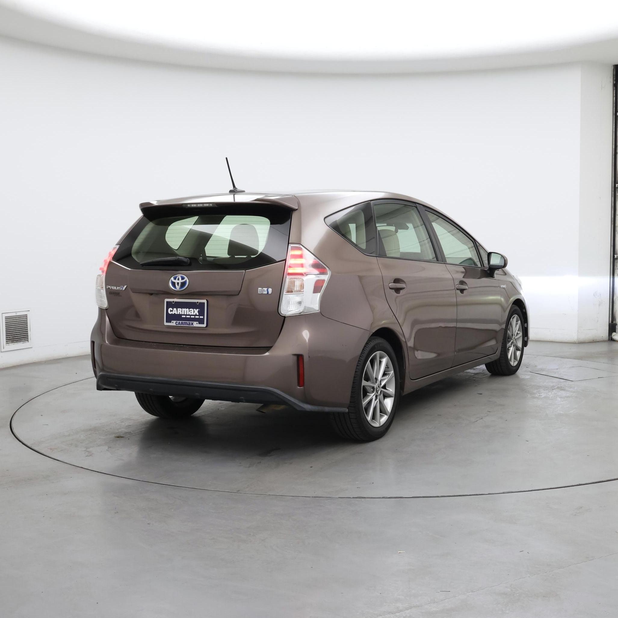 Thumbnail: 2017 Toyota Prius v - 8