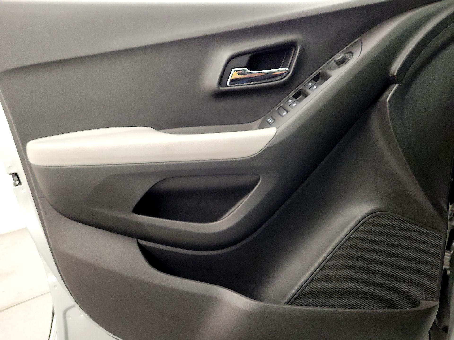 Thumbnail: 2018 Chevrolet Trax - 12