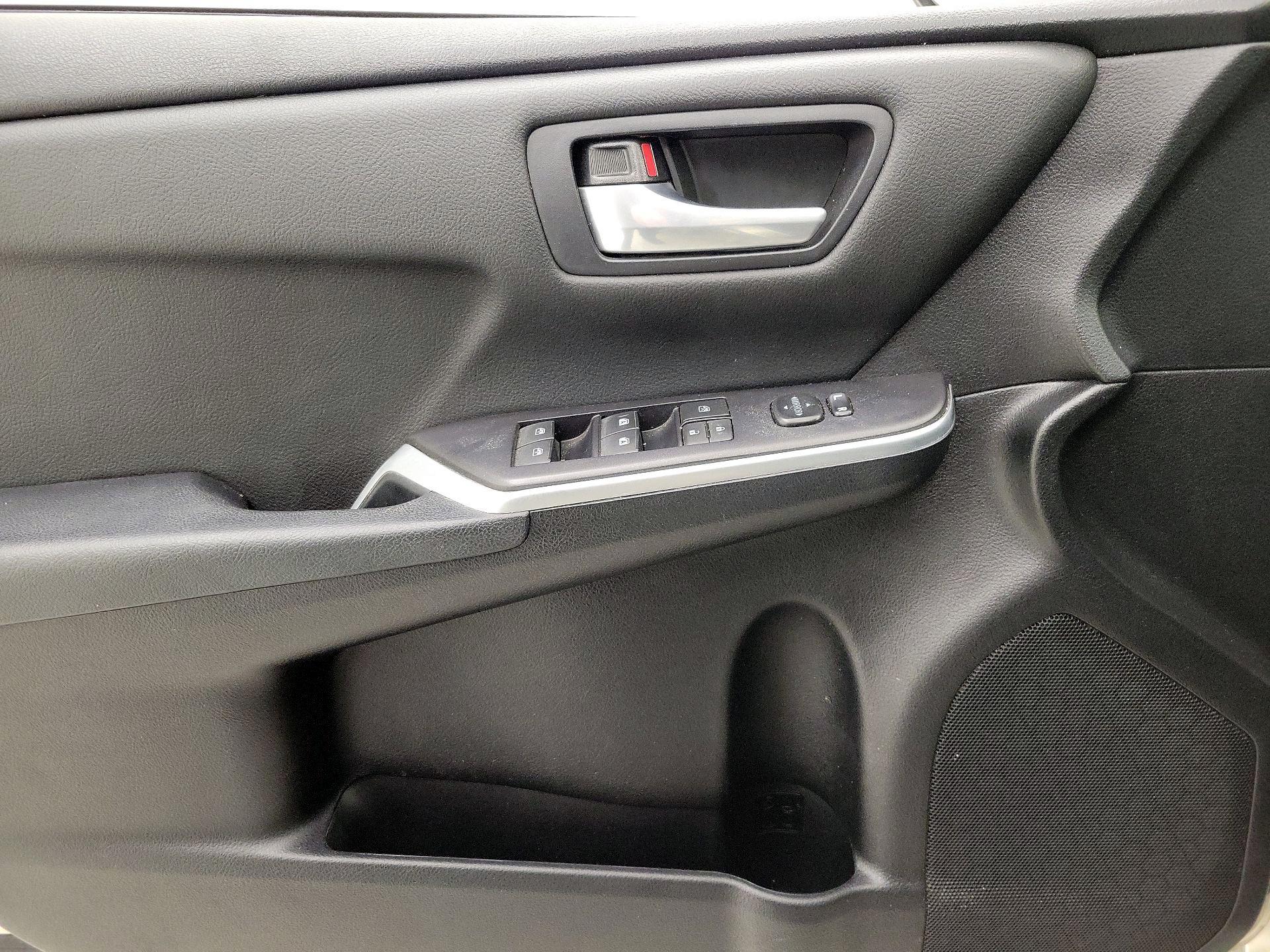 Thumbnail: 2015 Toyota Camry - 12