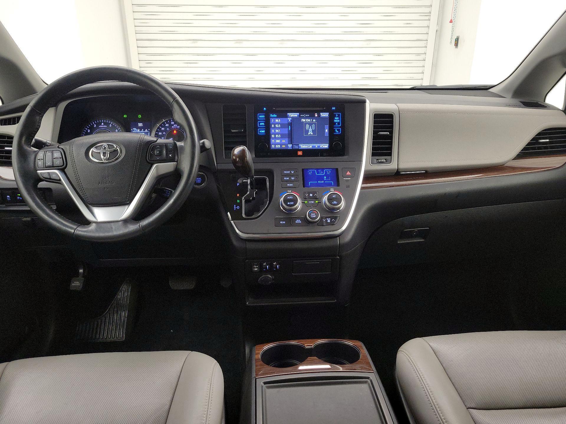 Thumbnail: 2016 Toyota Sienna - 9