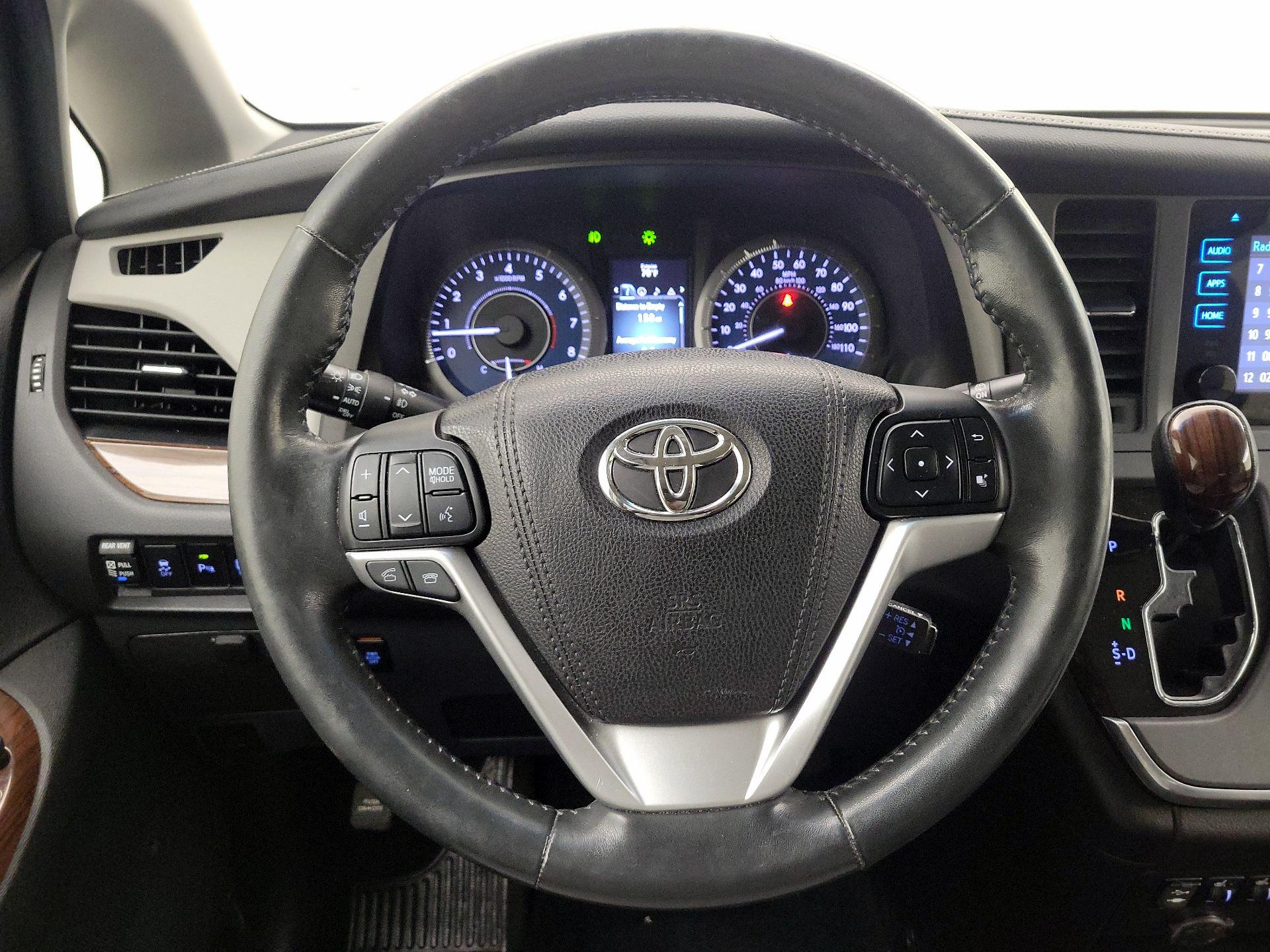 Thumbnail: 2016 Toyota Sienna - 10