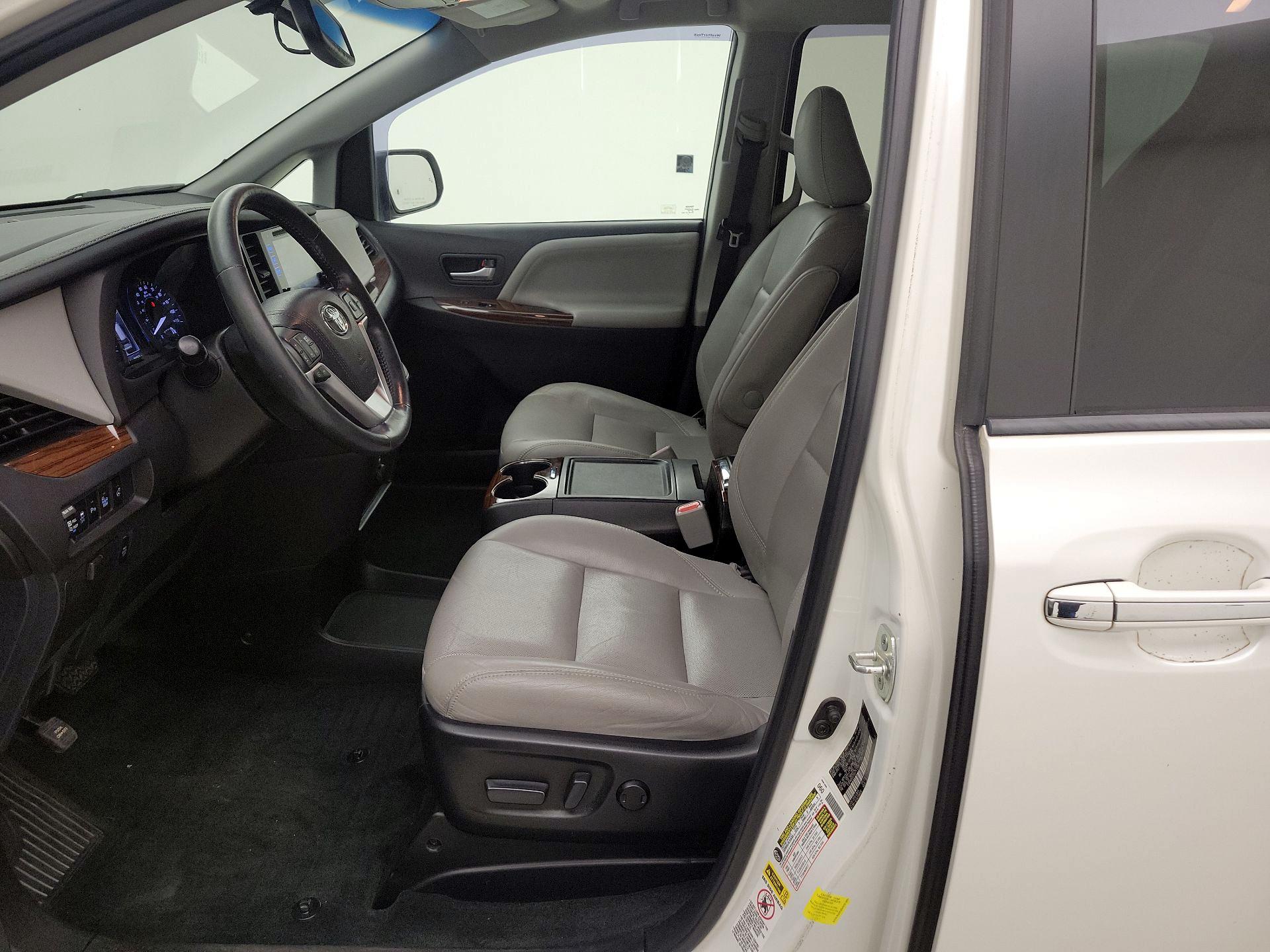 Thumbnail: 2016 Toyota Sienna - 11