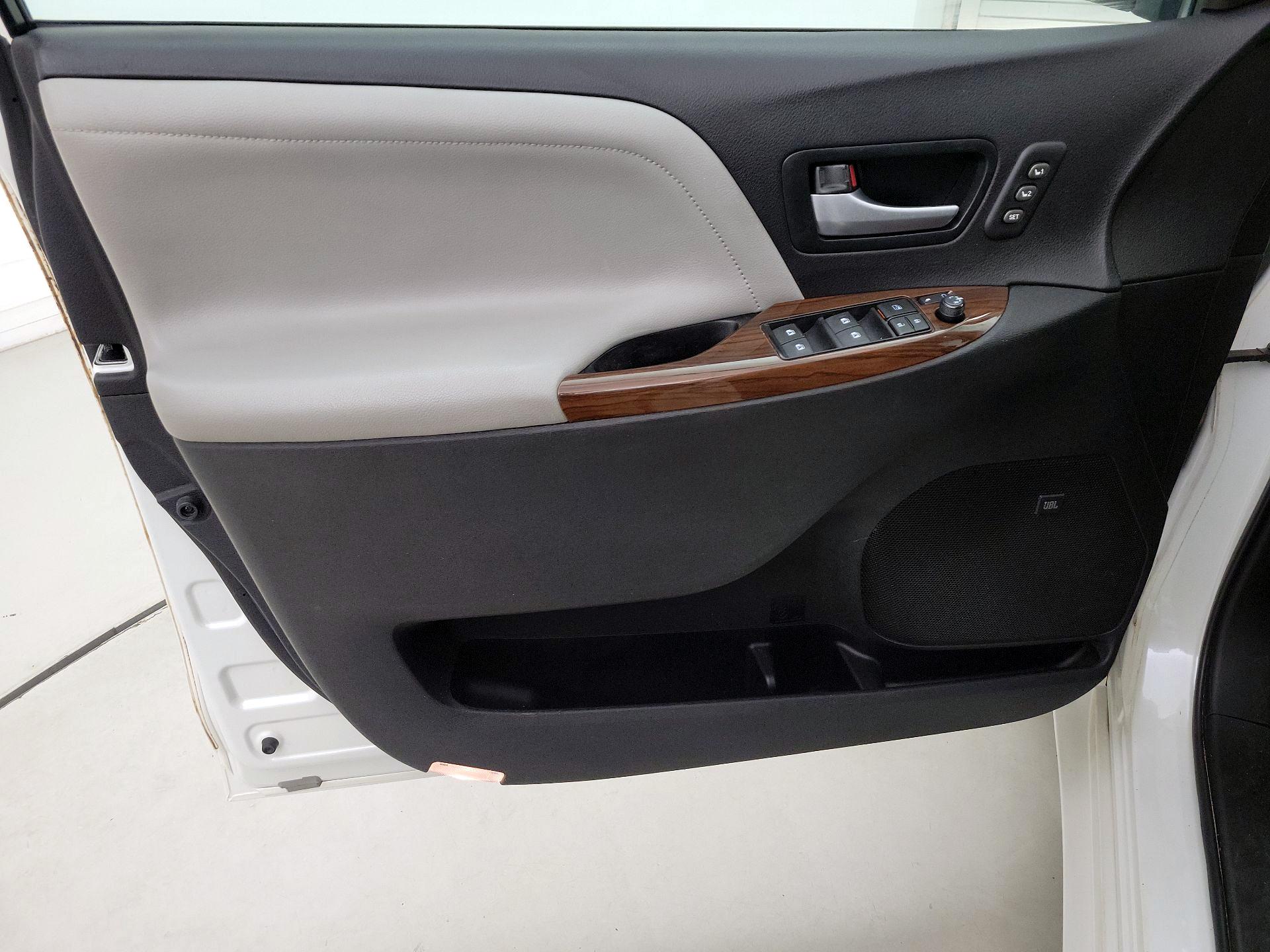 Thumbnail: 2016 Toyota Sienna - 12