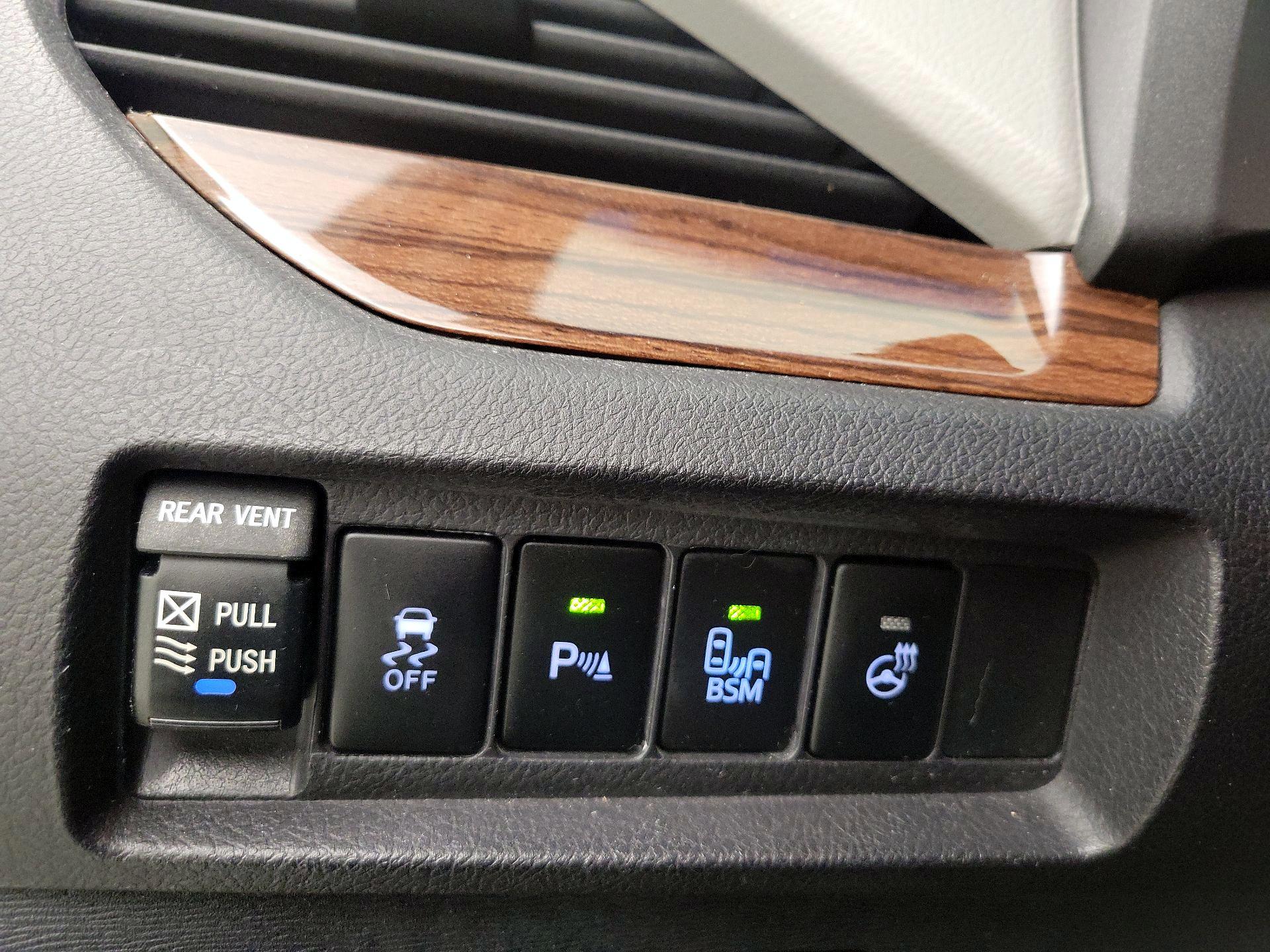 Thumbnail: 2016 Toyota Sienna - 13