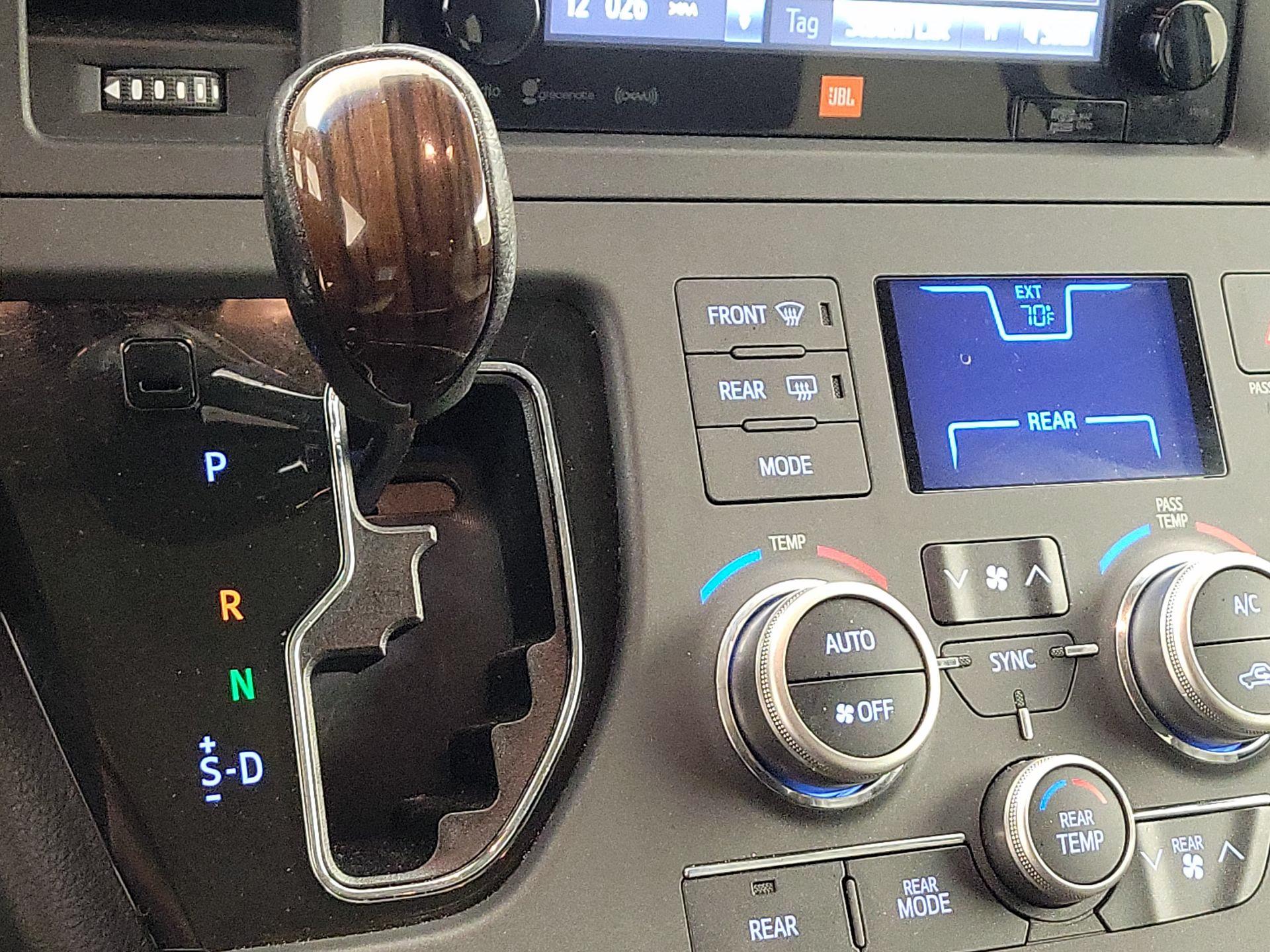 Thumbnail: 2016 Toyota Sienna - 18