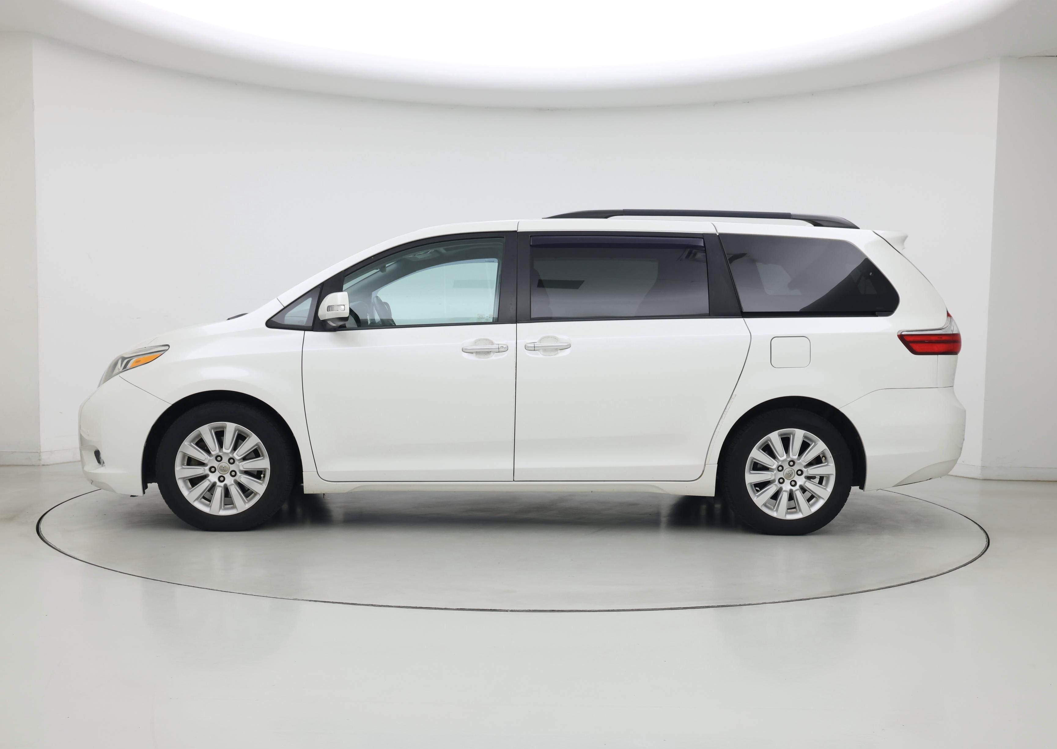 Thumbnail: 2016 Toyota Sienna - 3