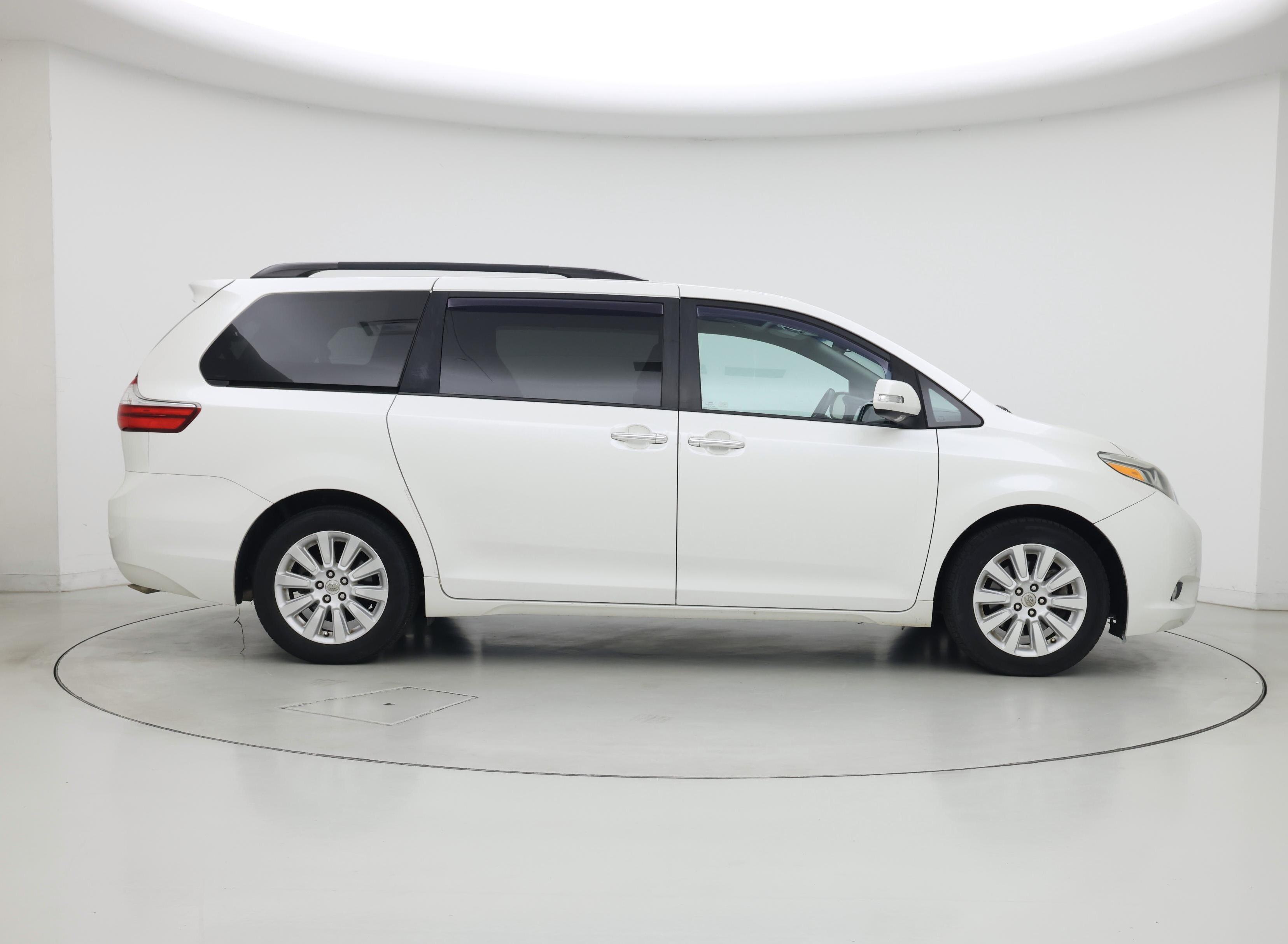 Thumbnail: 2016 Toyota Sienna - 7