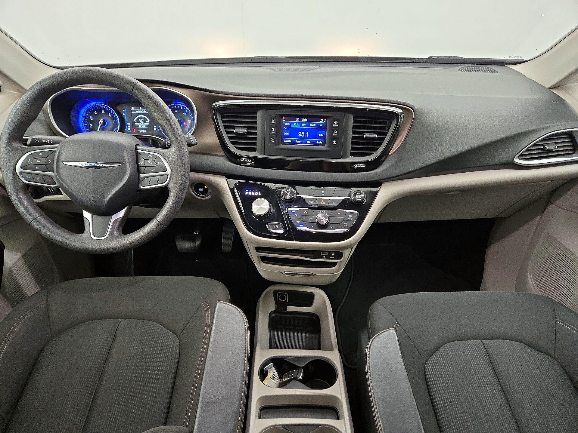 Thumbnail: 2017 Chrysler Pacifica - 9