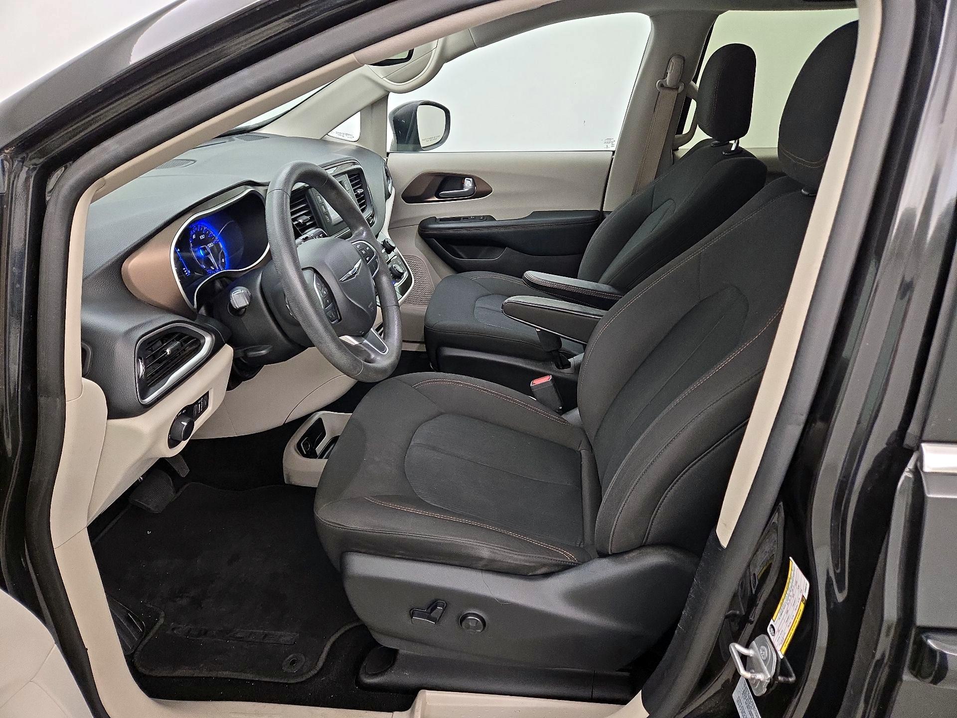 Thumbnail: 2017 Chrysler Pacifica - 11