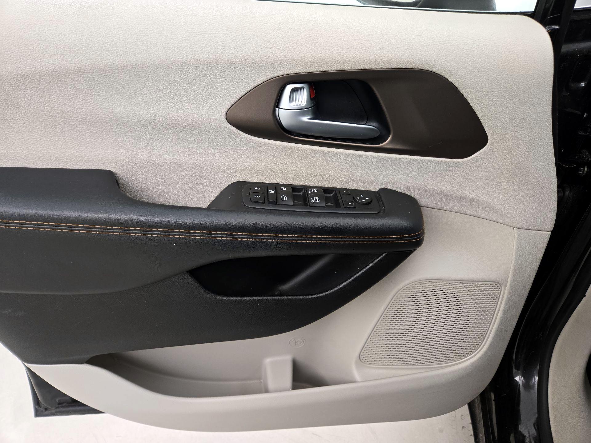 Thumbnail: 2017 Chrysler Pacifica - 12