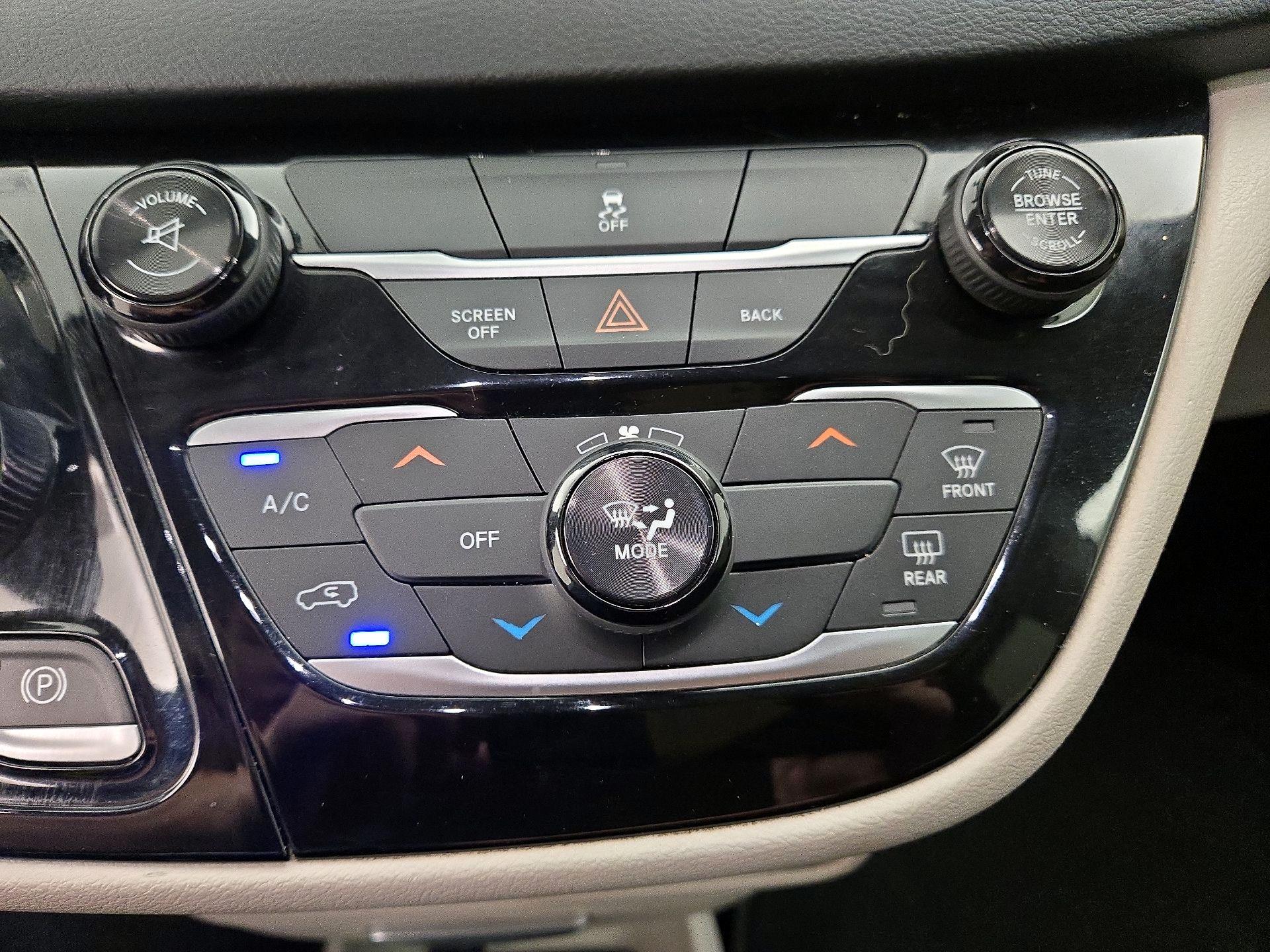 Thumbnail: 2017 Chrysler Pacifica - 16