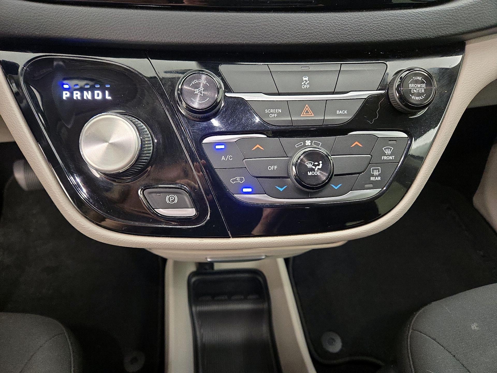 Thumbnail: 2017 Chrysler Pacifica - 17