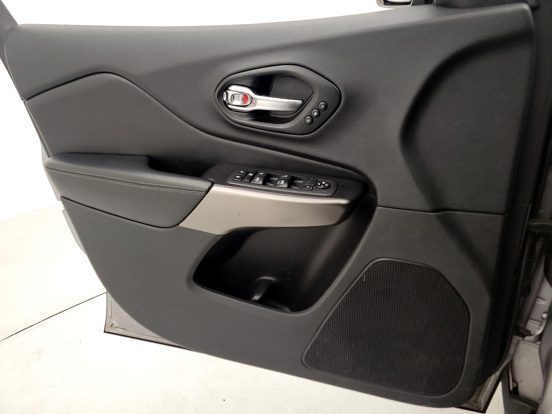 Thumbnail: 2020 Jeep Cherokee - 12