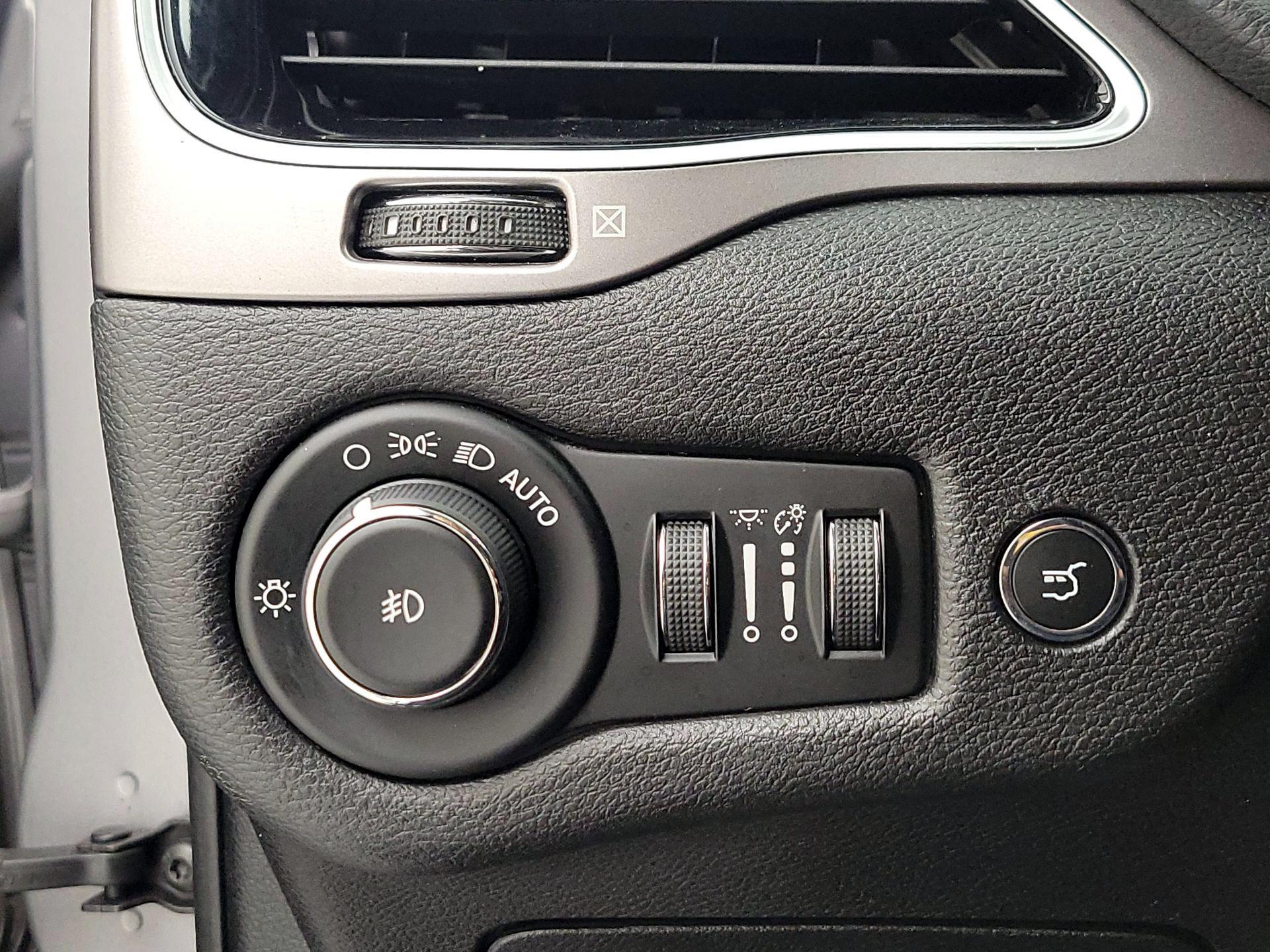 Thumbnail: 2020 Jeep Cherokee - 13