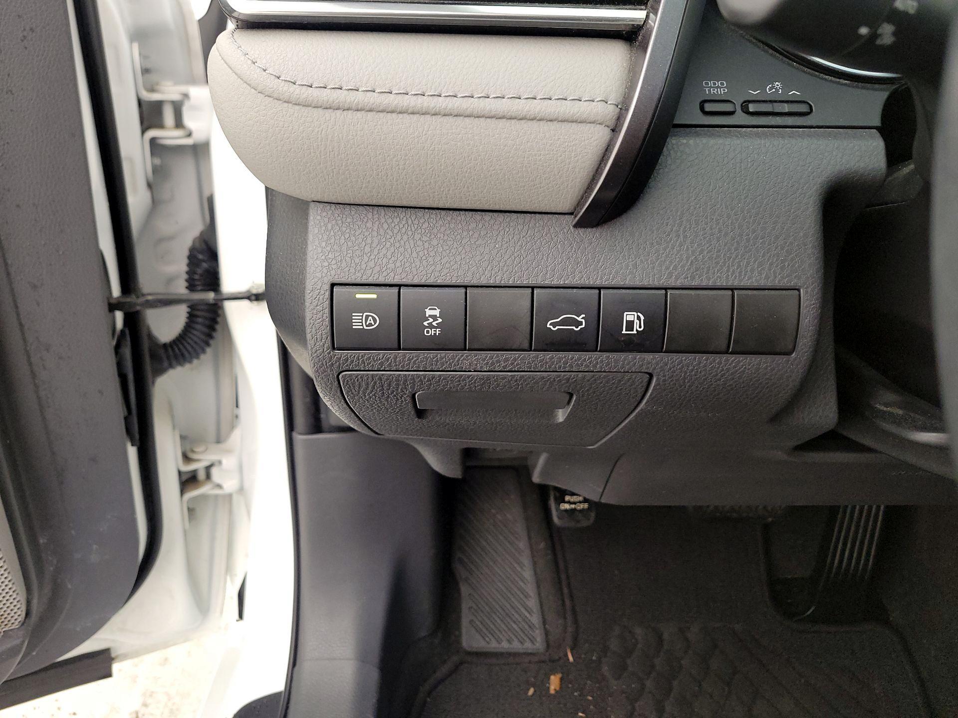 Thumbnail: 2018 Toyota Camry - 13