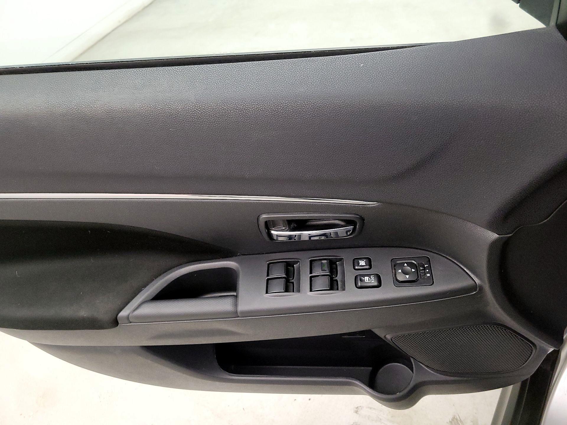 Thumbnail: 2023 Mitsubishi Outlander Sport - 12