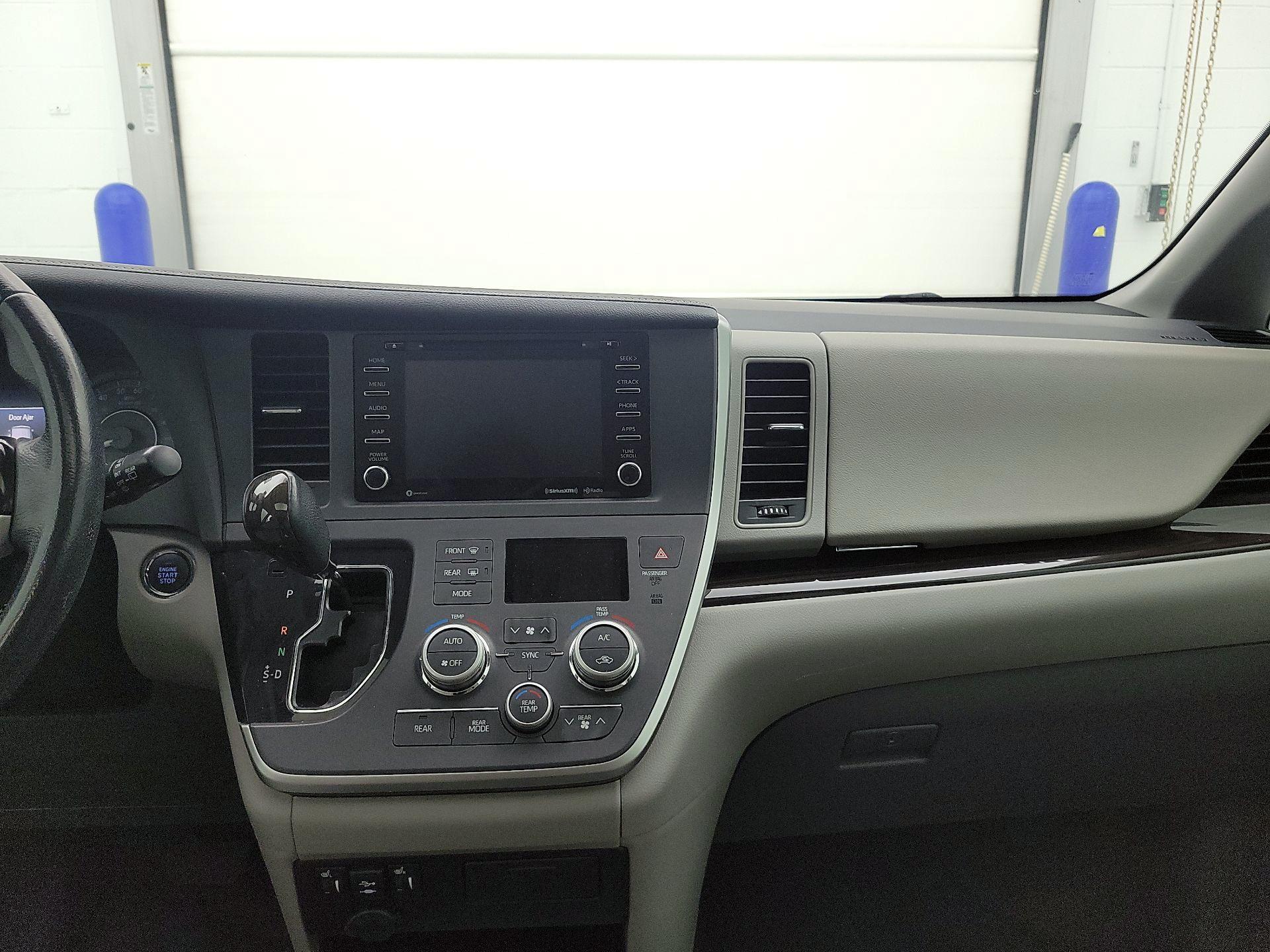 Thumbnail: 2020 Toyota Sienna - 9