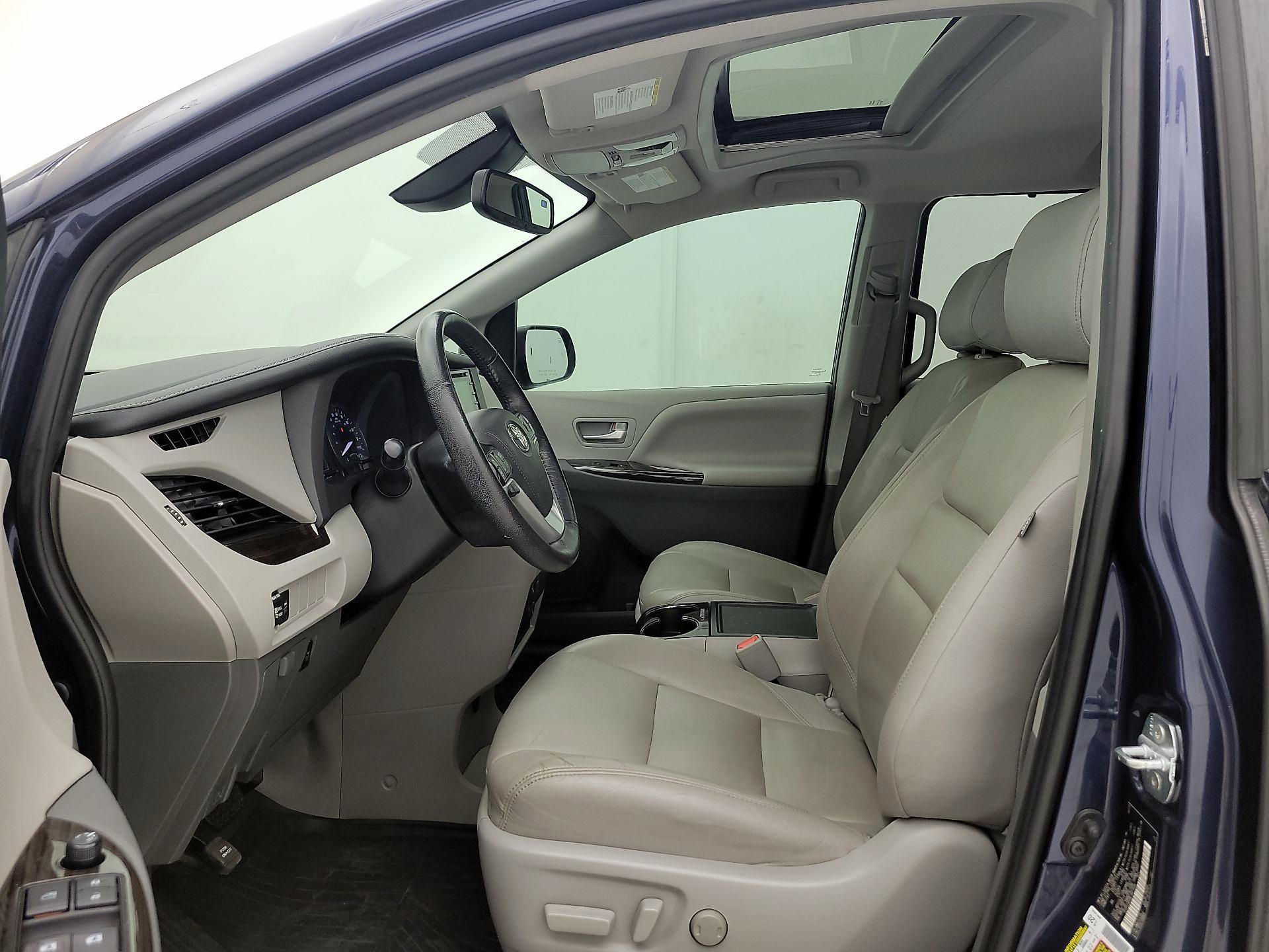 Thumbnail: 2020 Toyota Sienna - 11