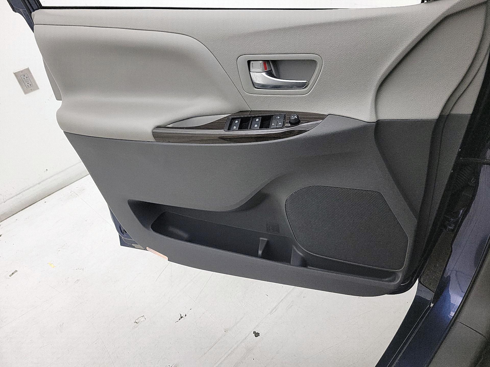 Thumbnail: 2020 Toyota Sienna - 12