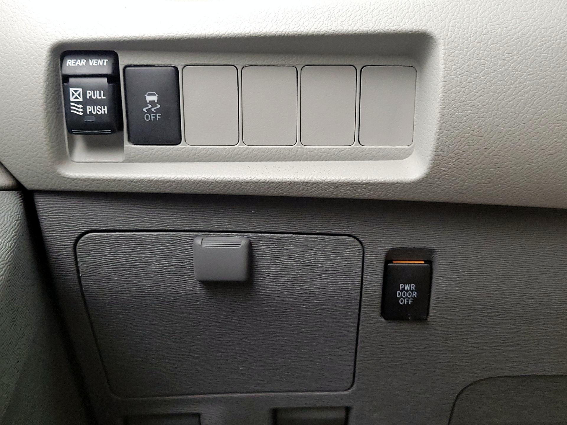 Thumbnail: 2020 Toyota Sienna - 13