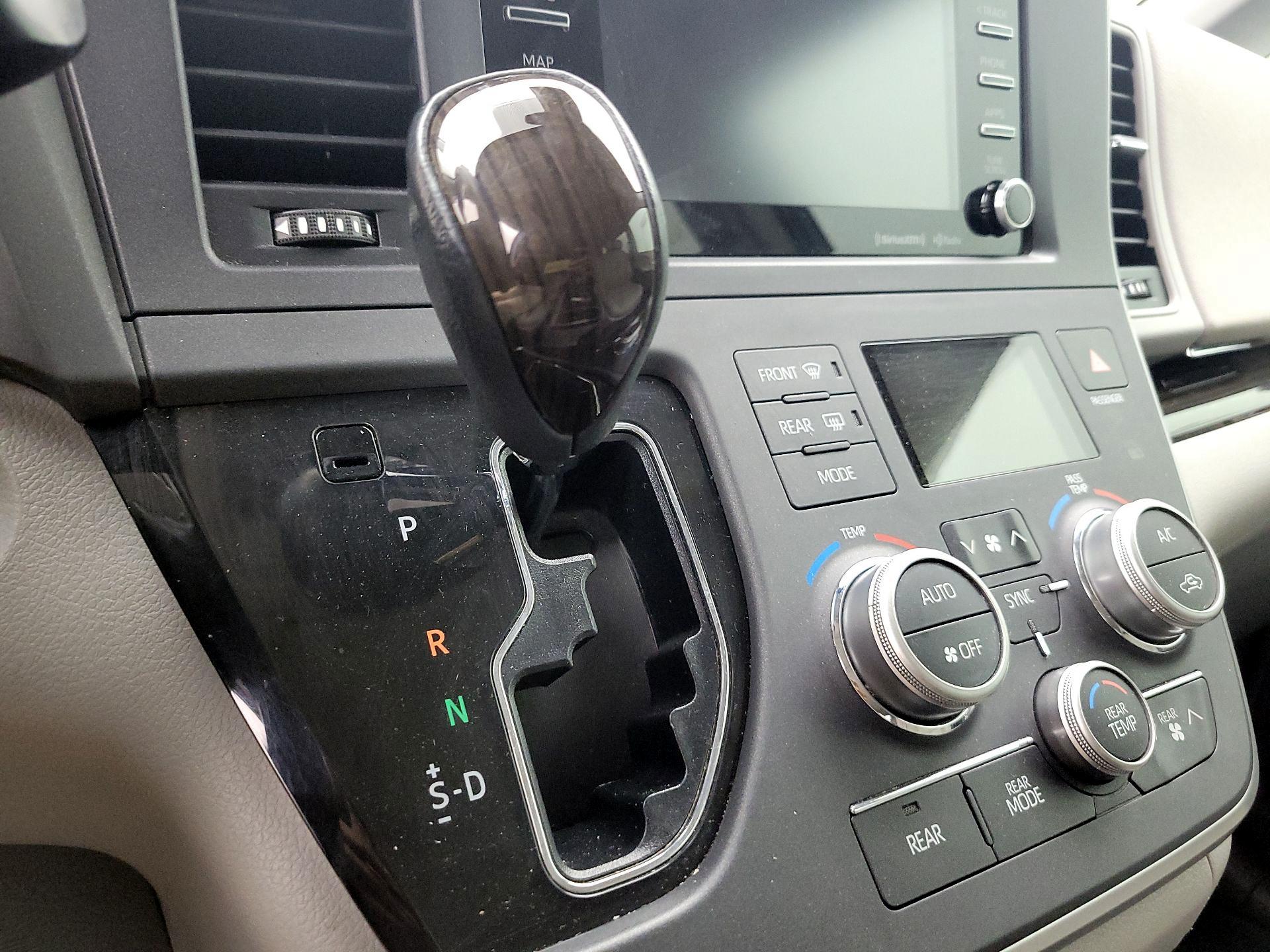 Thumbnail: 2020 Toyota Sienna - 17