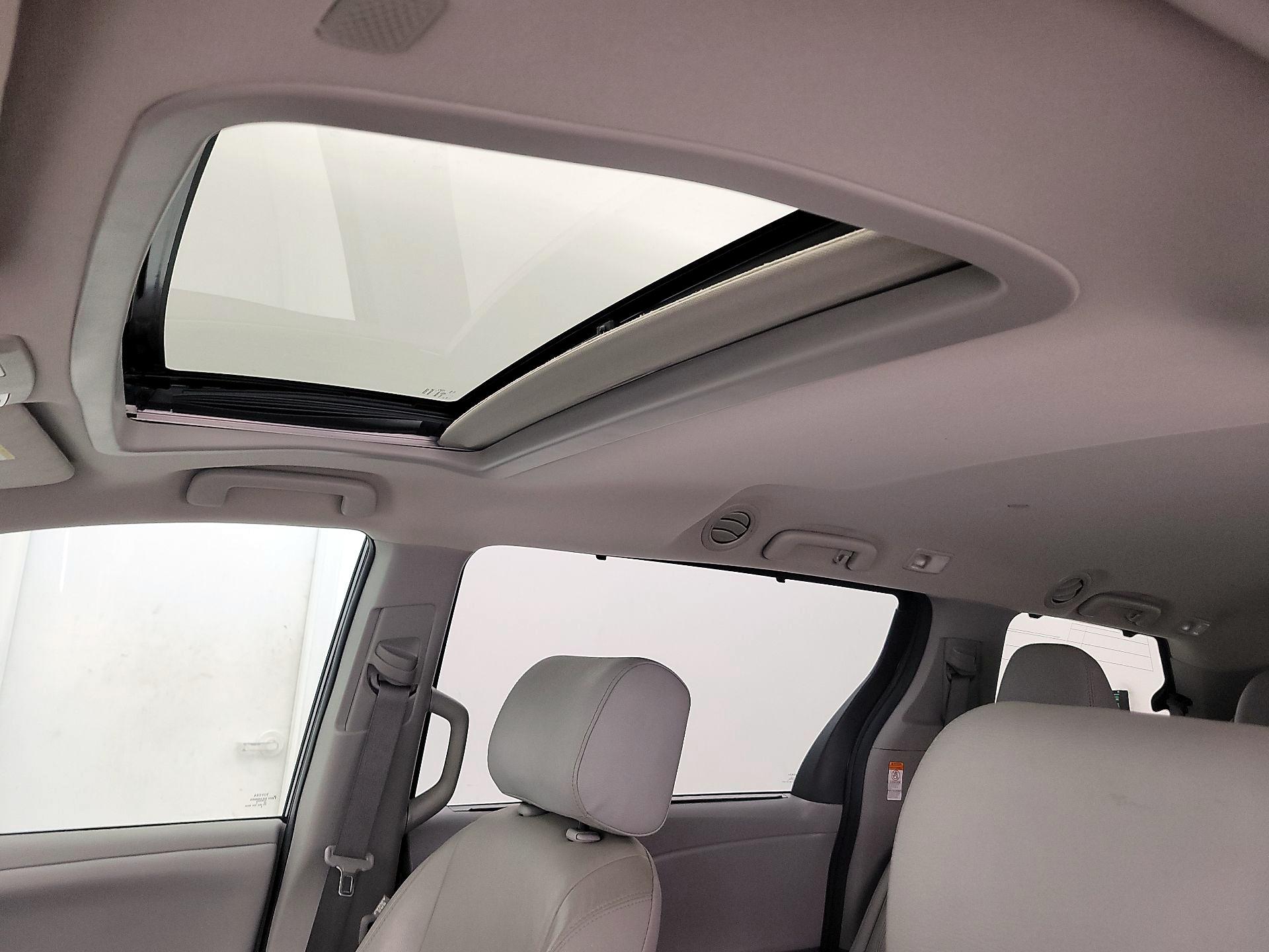 Thumbnail: 2020 Toyota Sienna - 19