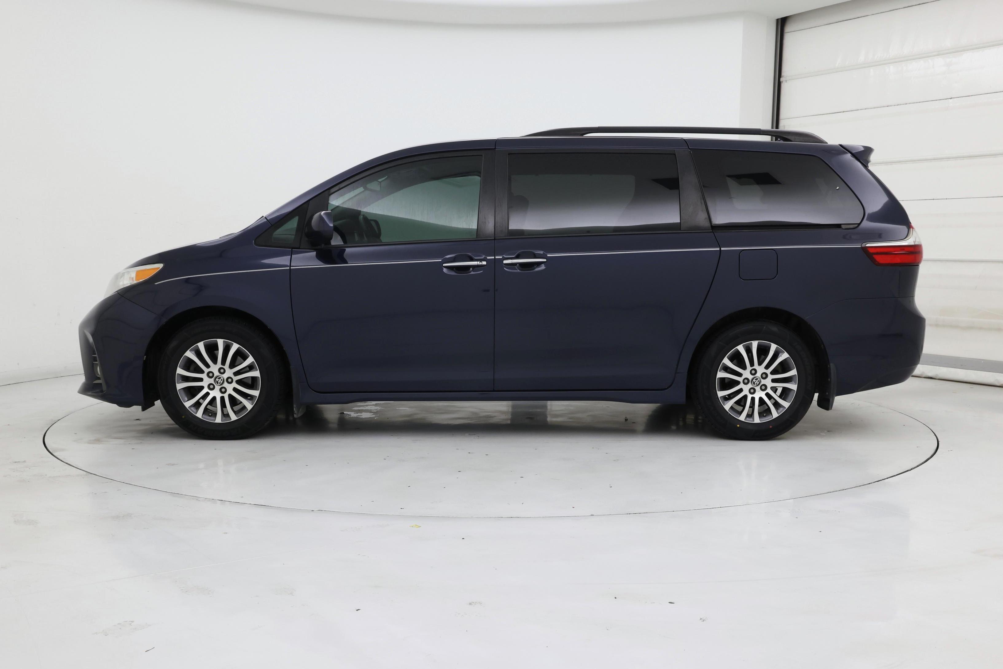 Thumbnail: 2020 Toyota Sienna - 3