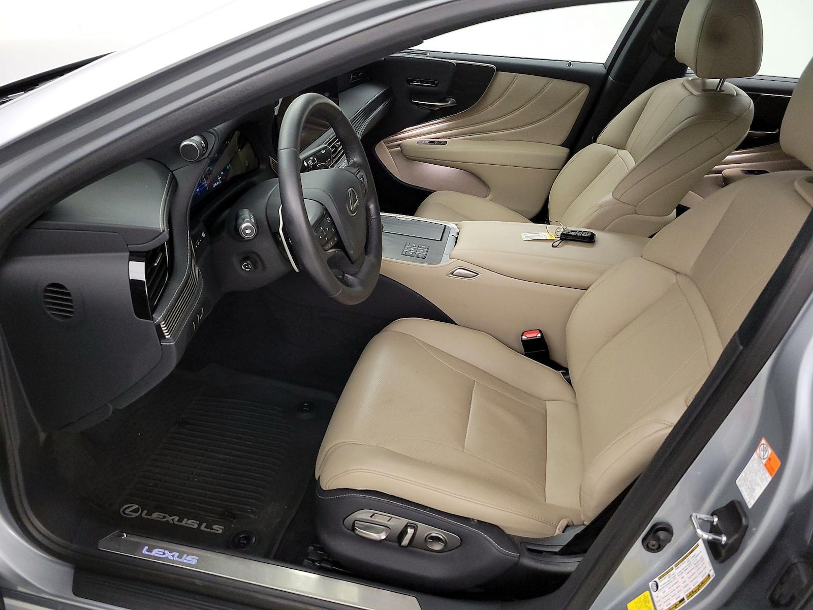 2025 Lexus LS Base - Photo 12