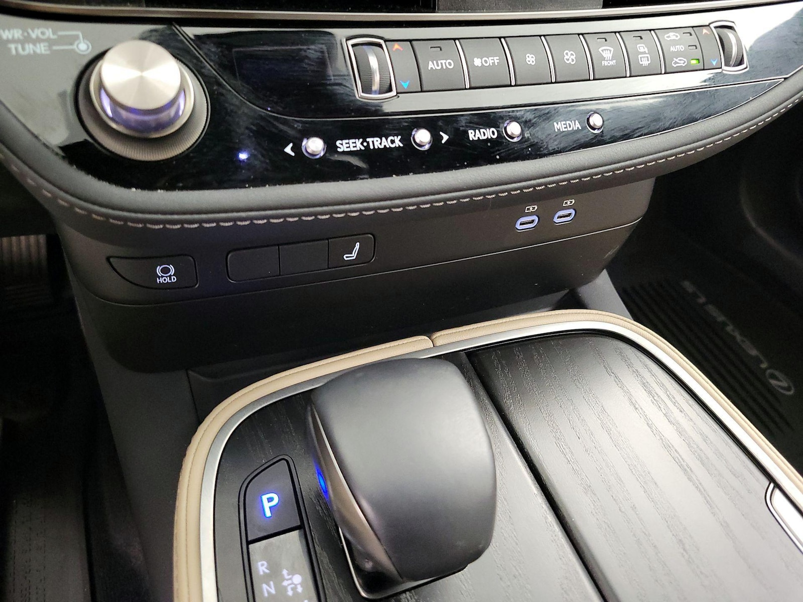 2025 Lexus LS Base - Photo 17