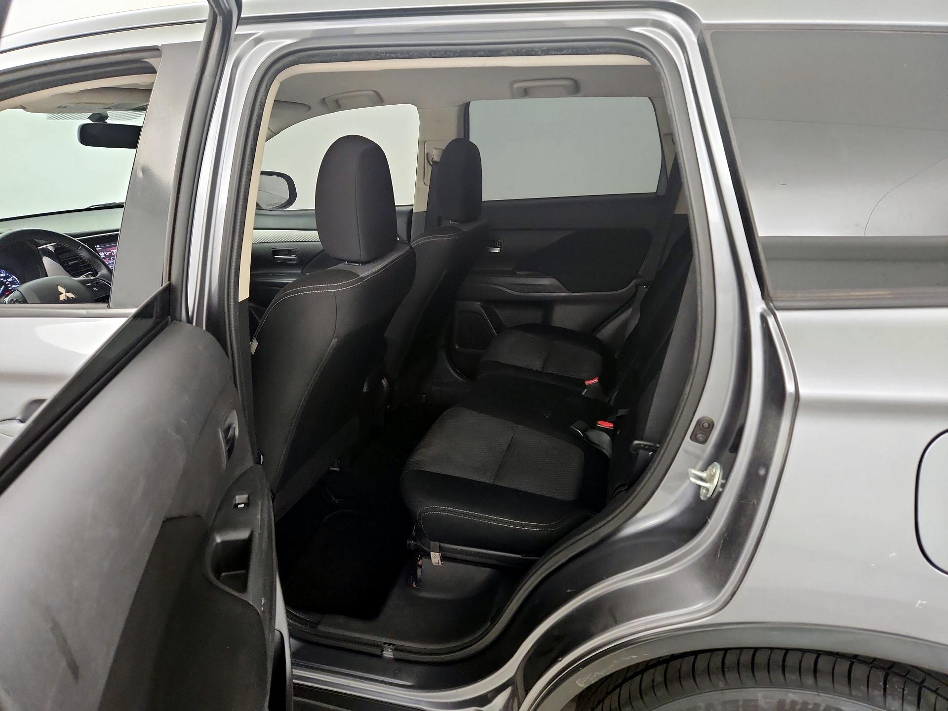 Thumbnail: 2018 Mitsubishi Outlander - 19