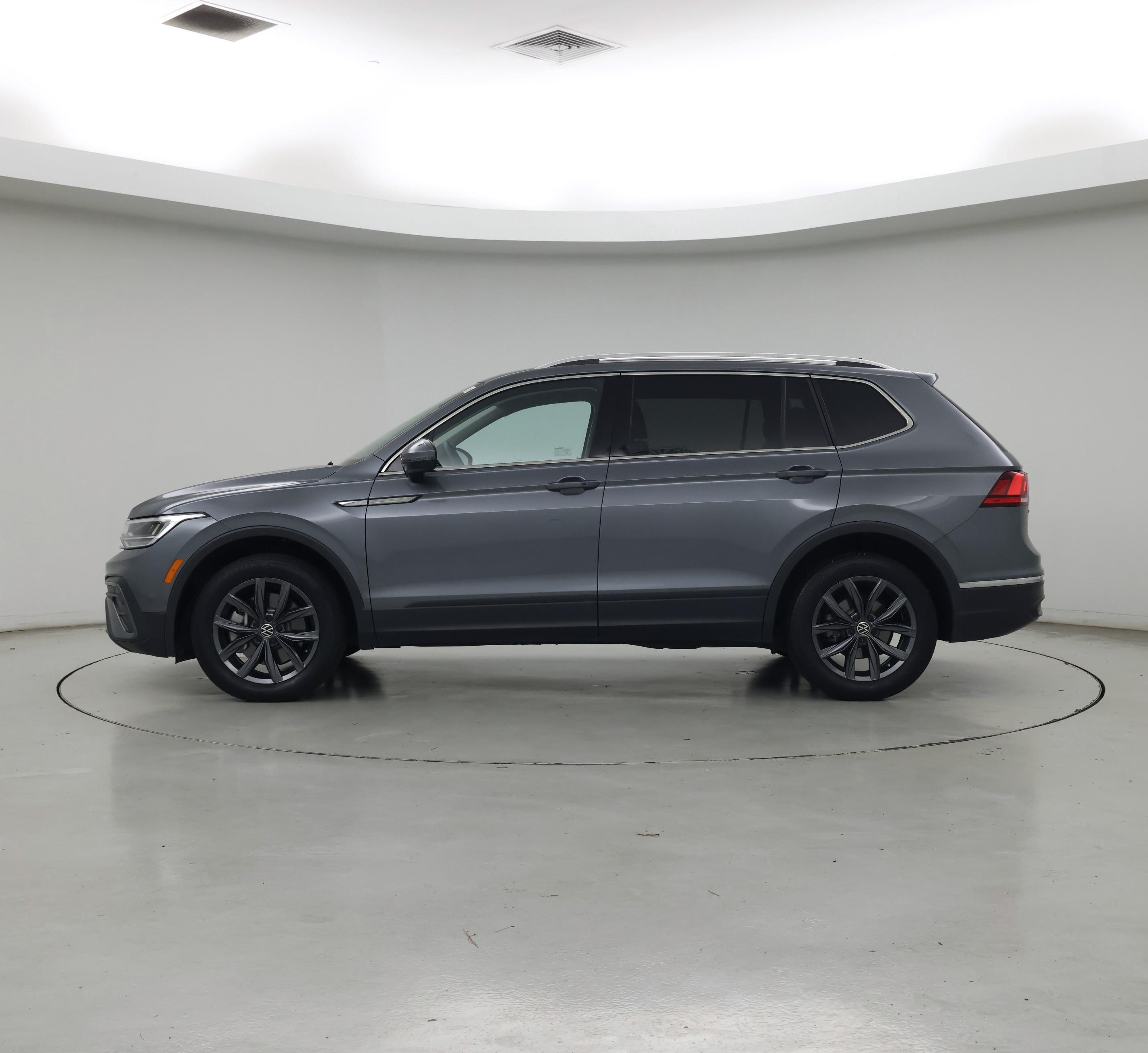 Thumbnail: 2022 Volkswagen Tiguan - 3