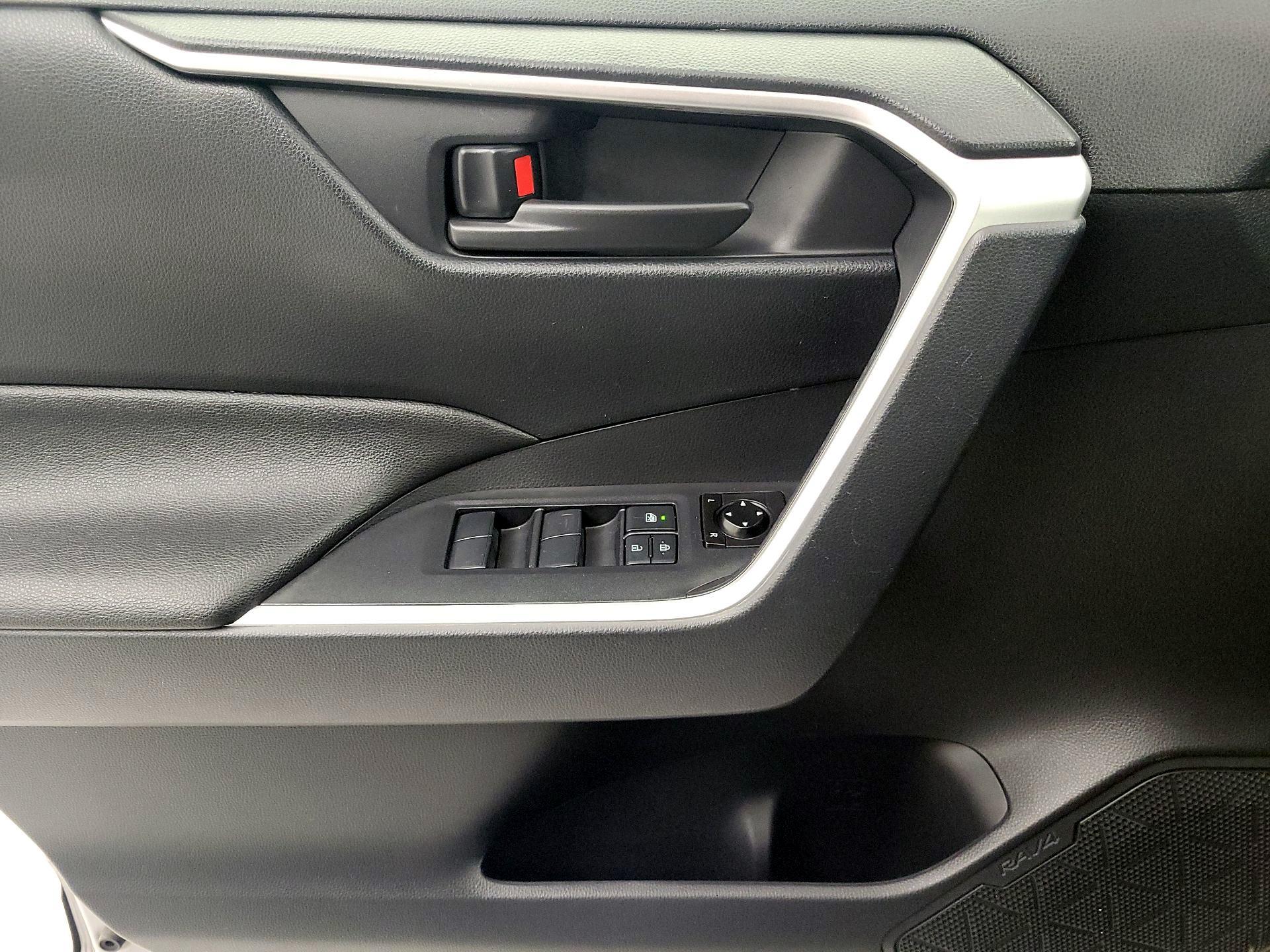 Thumbnail: 2019 Toyota RAV4 - 12