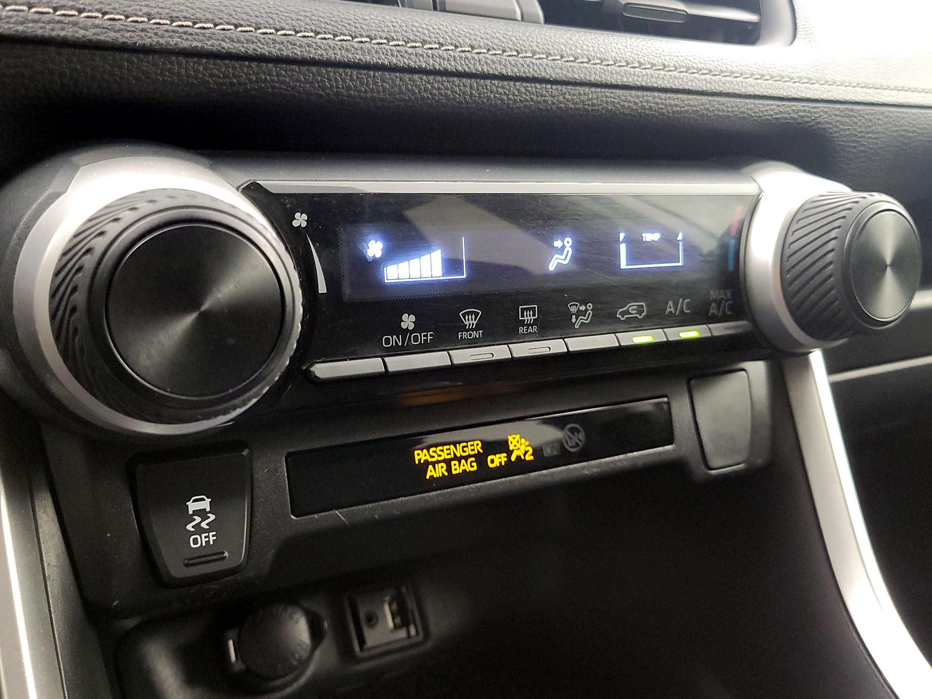 Thumbnail: 2019 Toyota RAV4 - 16