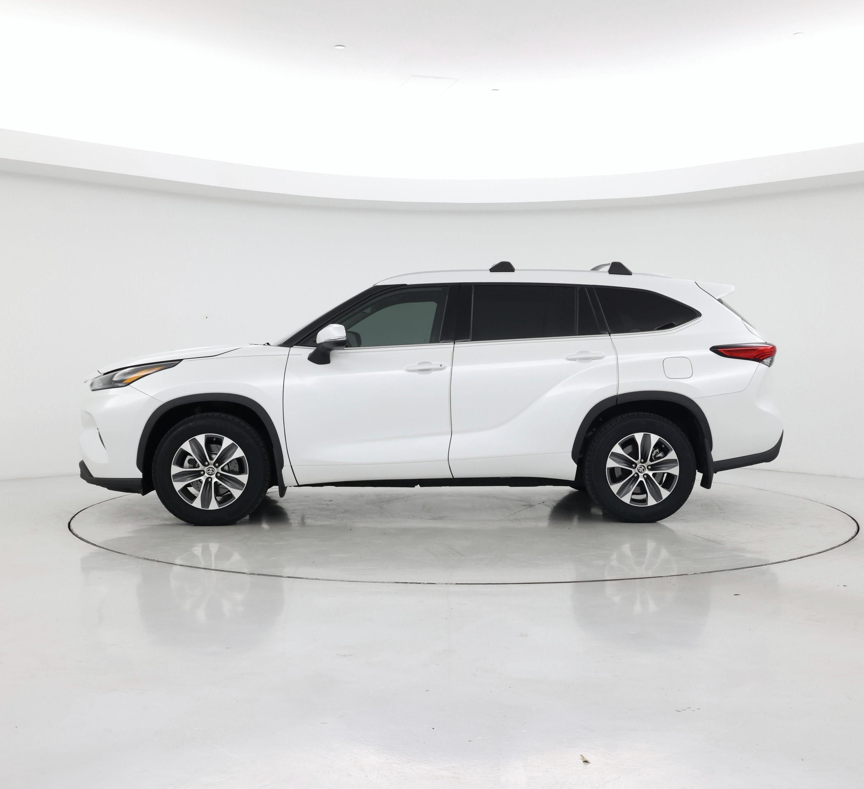 Thumbnail: 2022 Toyota Highlander - 3