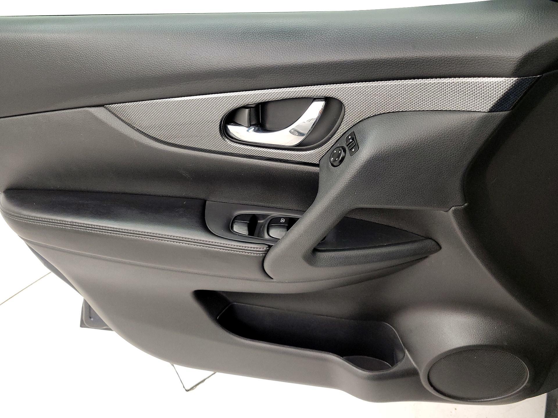 Thumbnail: 2016 Nissan Rogue - 12