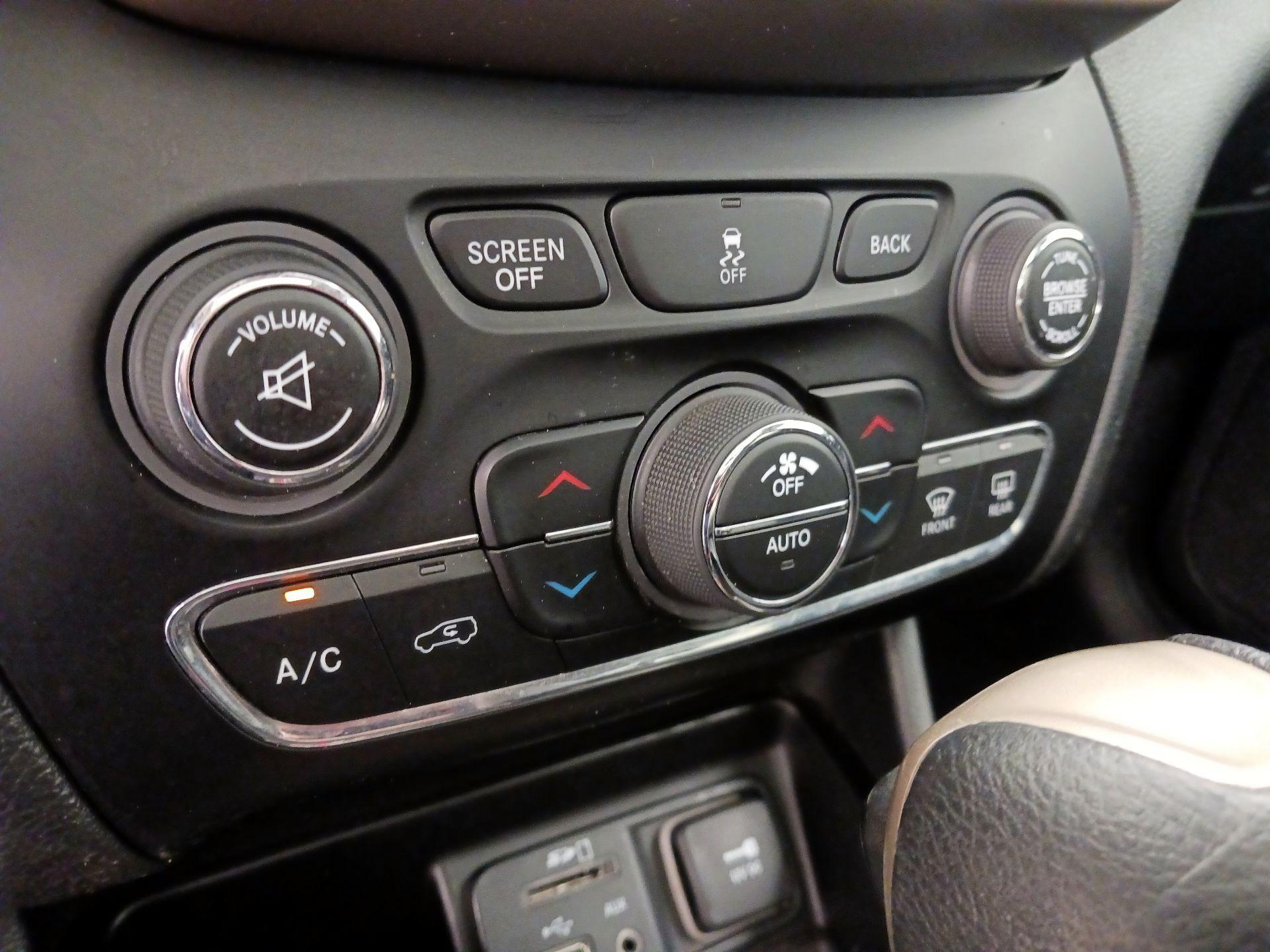 Thumbnail: 2014 Jeep Cherokee - 17