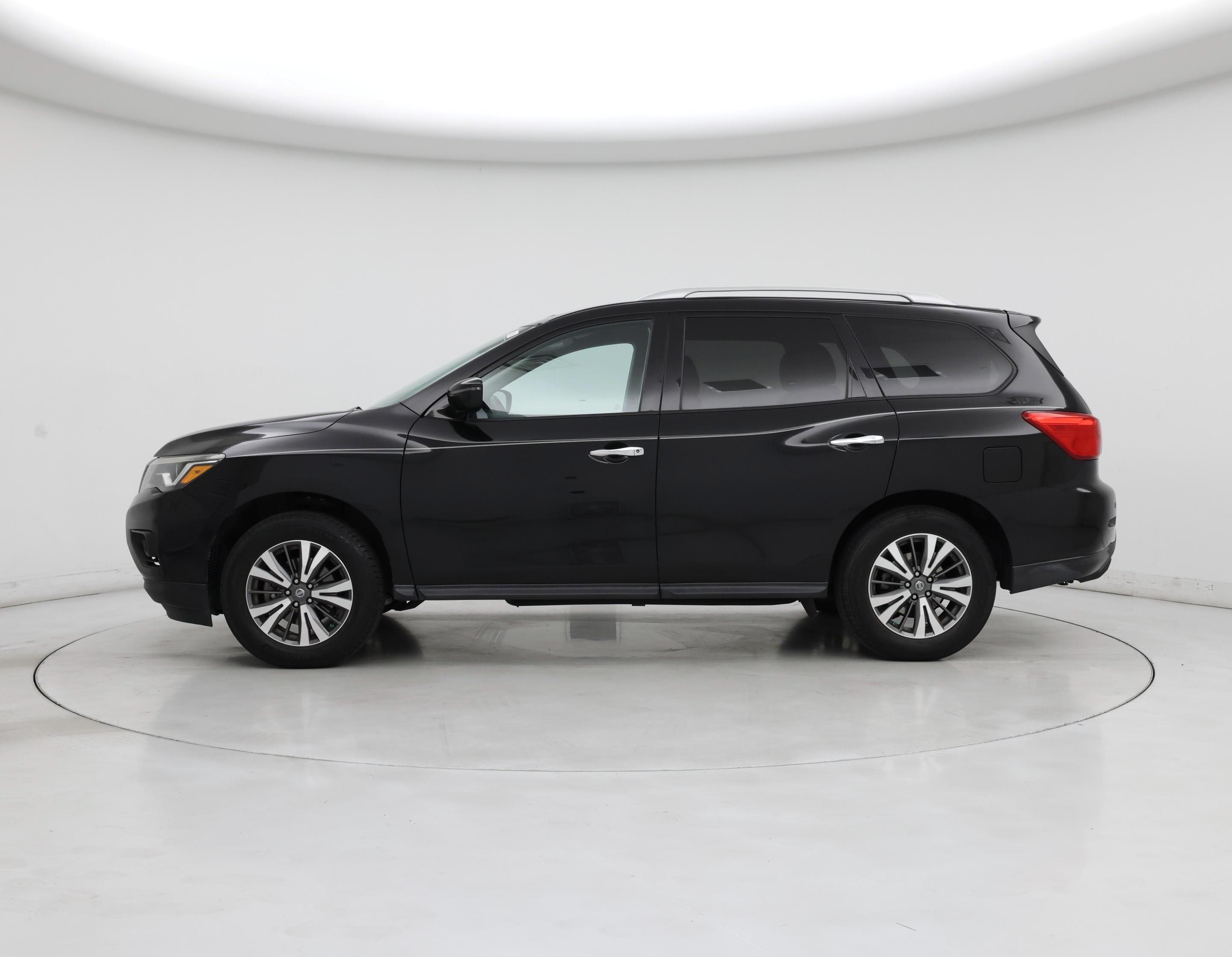 Thumbnail: 2017 Nissan Pathfinder - 3