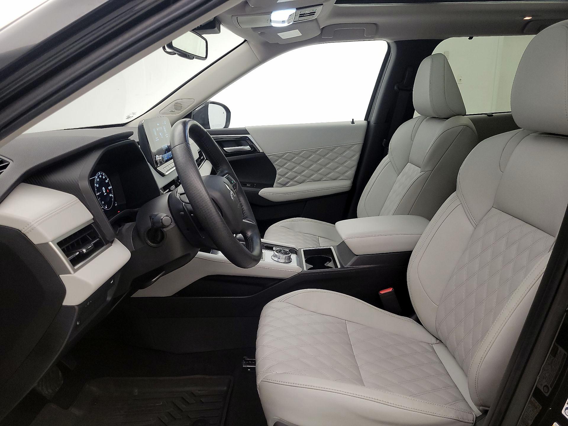 Thumbnail: 2024 Mitsubishi Outlander - 11