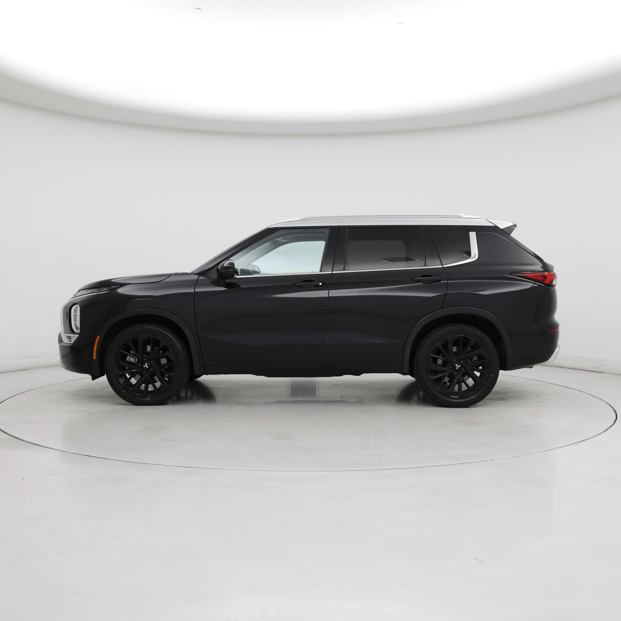 Thumbnail: 2024 Mitsubishi Outlander - 3