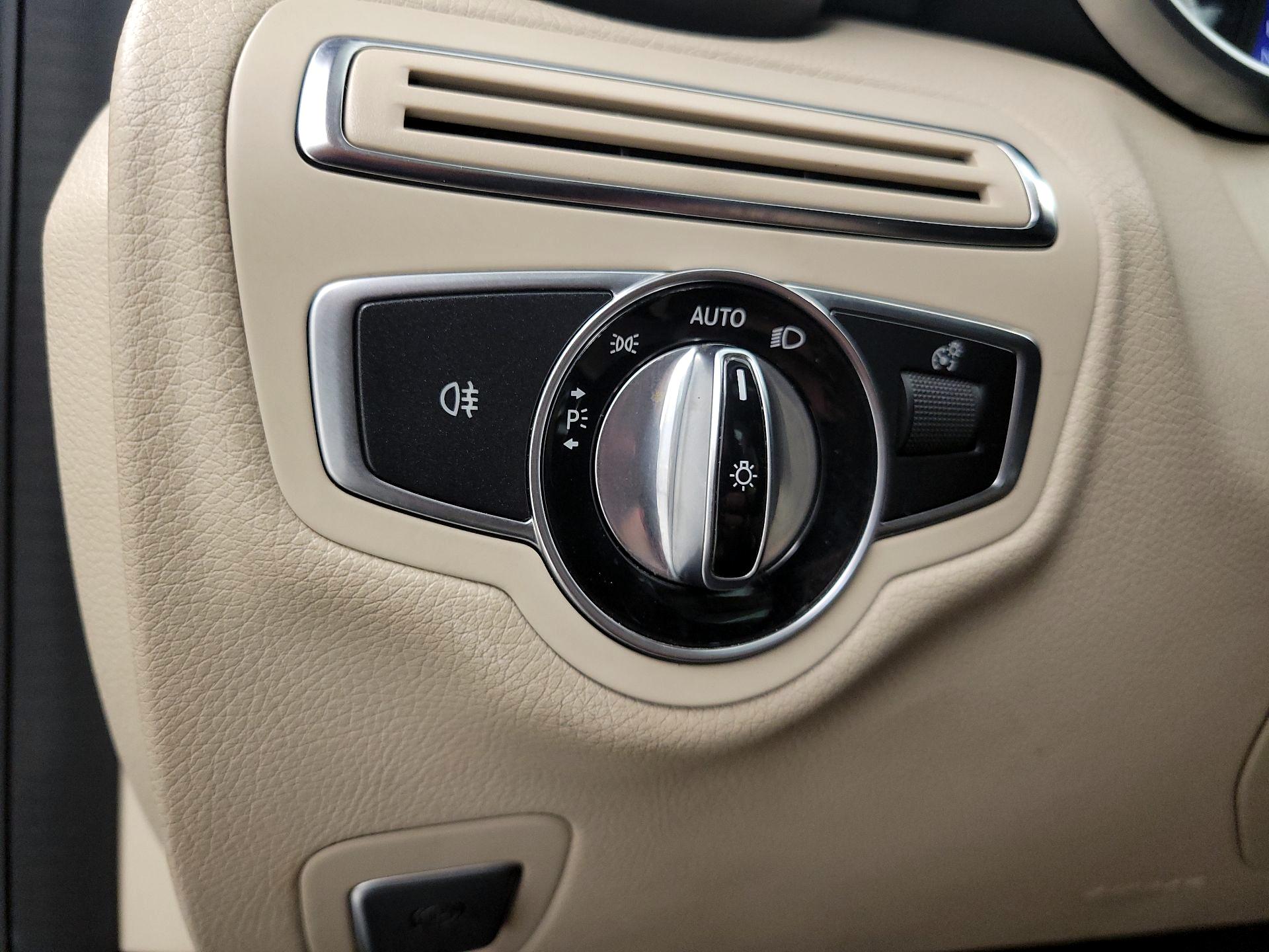 Thumbnail: 2016 Mercedes-Benz C-Class - 13