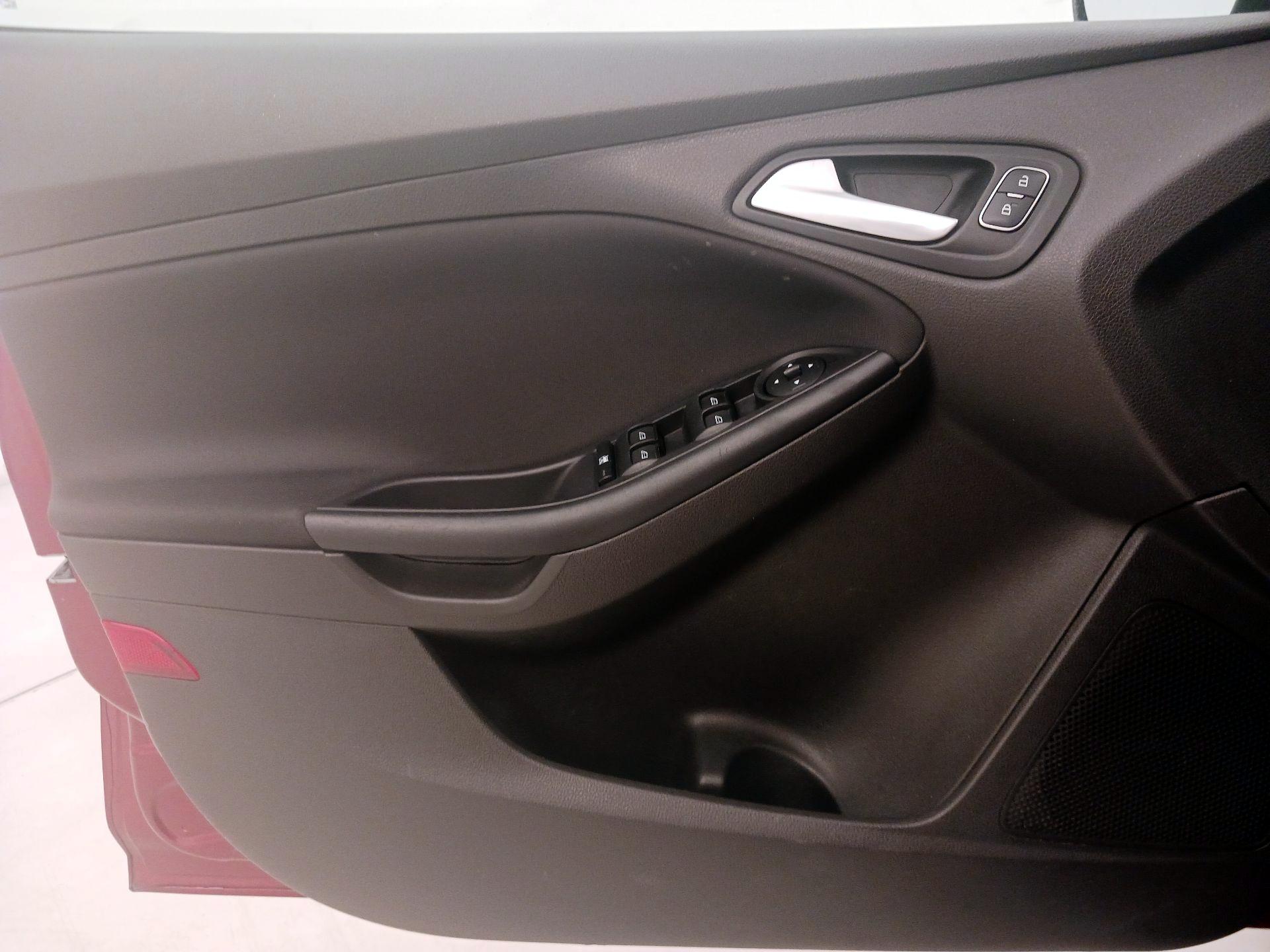 Thumbnail: 2016 Ford Focus - 12